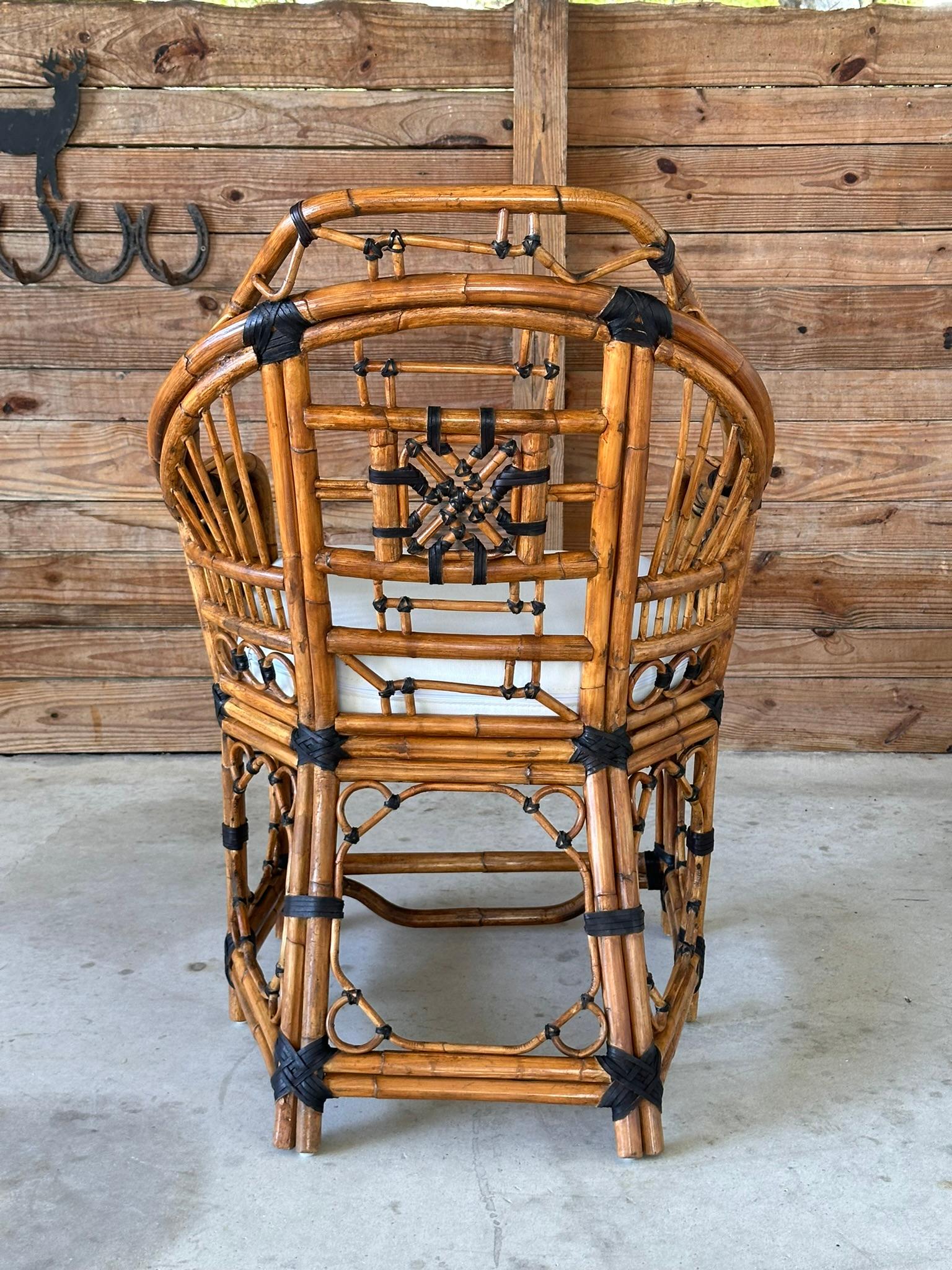 Silla de brazos lateral Chippendale de ratán calado de mediados del siglo XX restaurada y acabada en venta 6