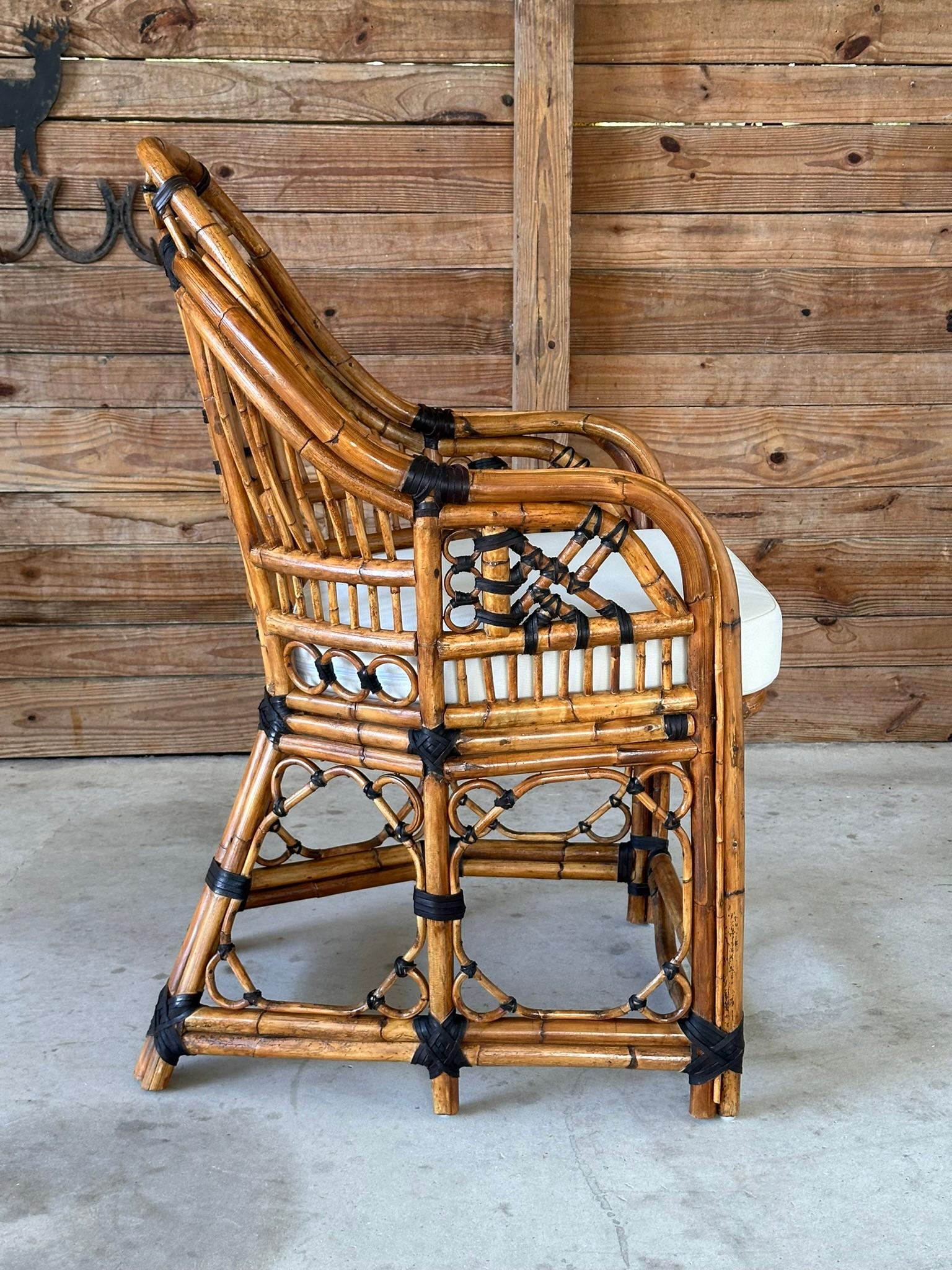 Silla de brazos lateral Chippendale de ratán calado de mediados del siglo XX restaurada y acabada en venta 7