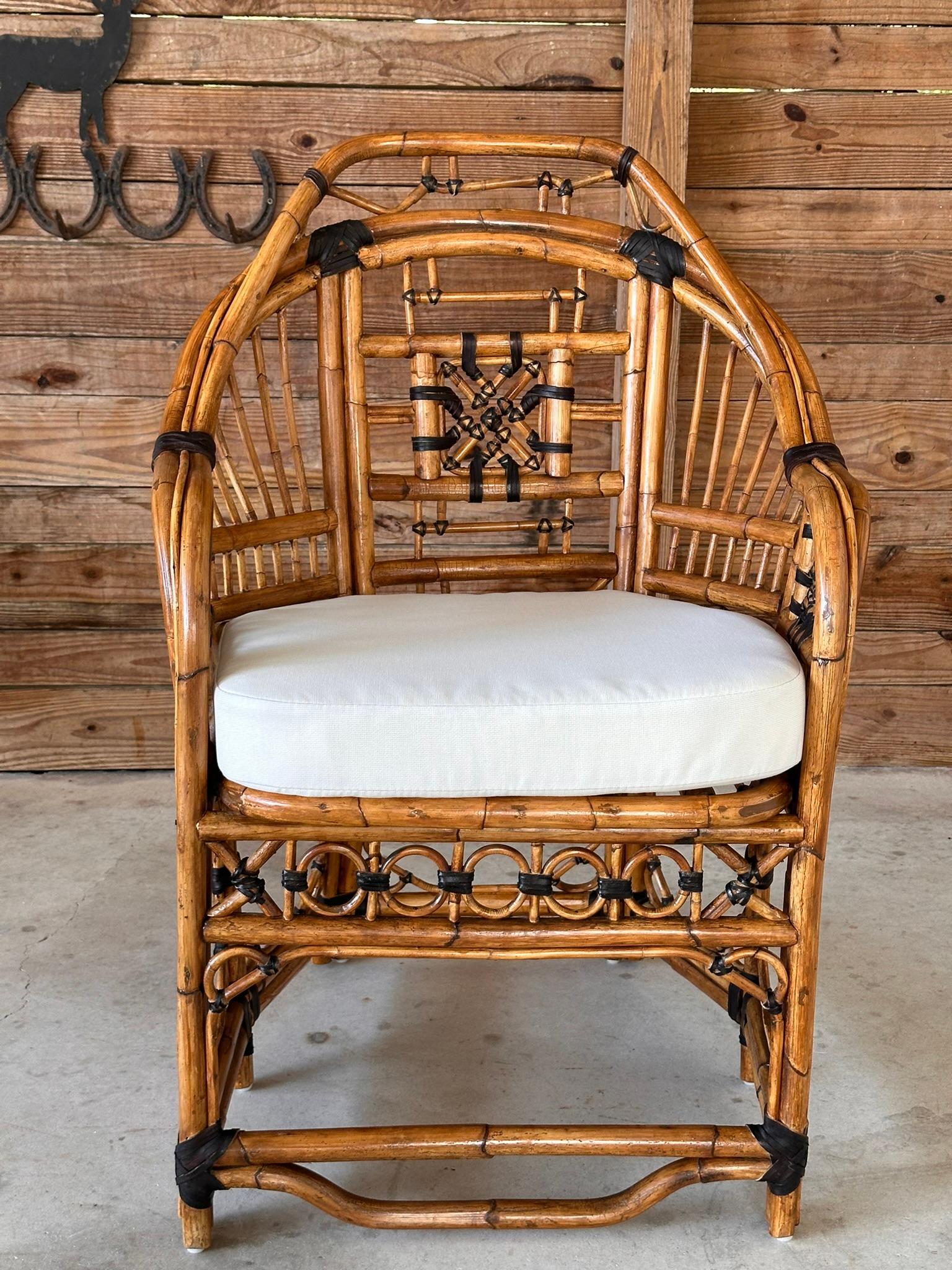 Silla de brazos lateral Chippendale de ratán calado de mediados del siglo XX restaurada y acabada en venta 8