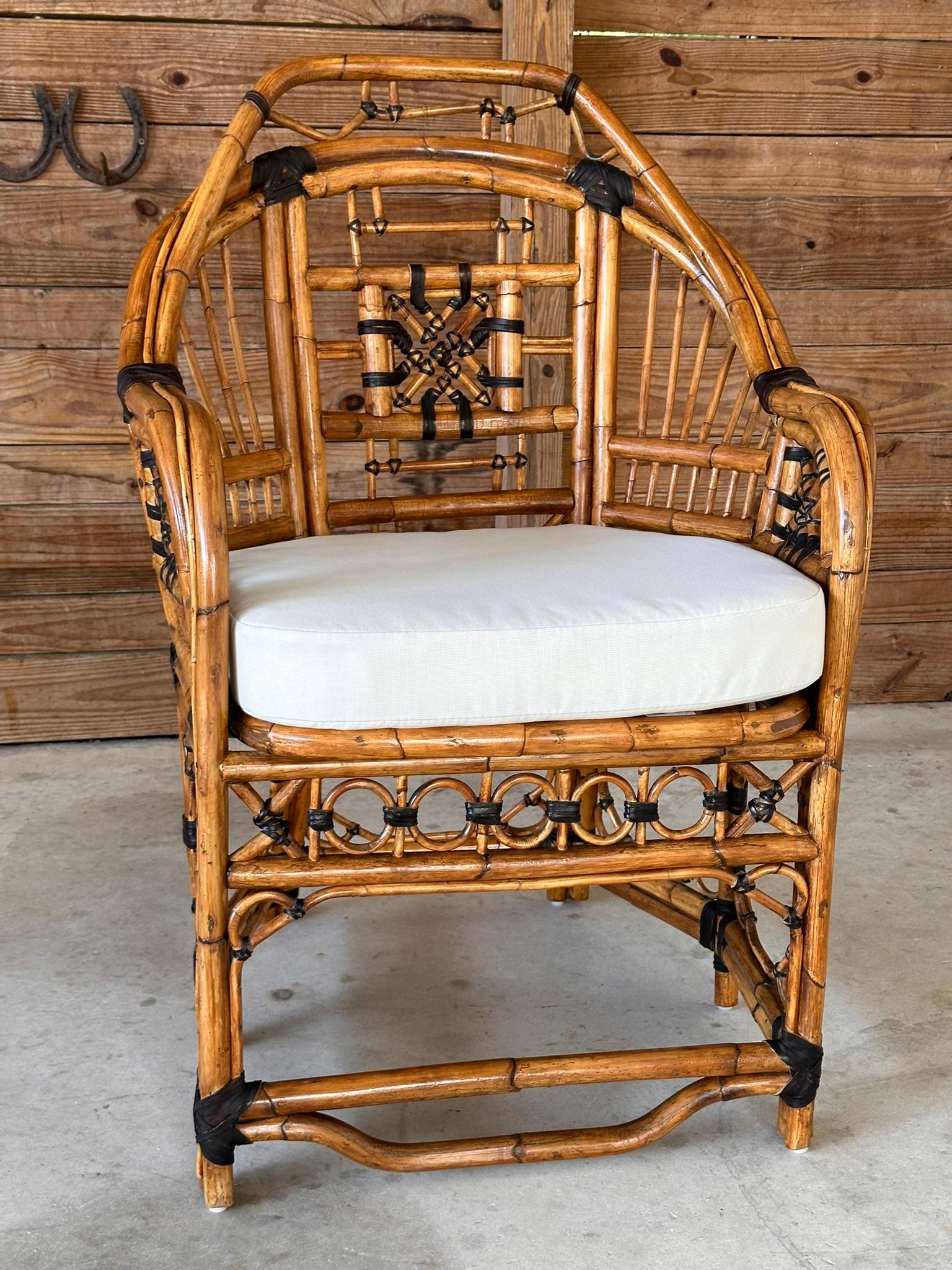 Adéntrate en un mundo de elegancia clásica con este impresionante sillón auxiliar de ratán de mediados del siglo XX. Totalmente restaurada y repasada, esta silla rezuma sofisticación atemporal con sus intrincados calados y detalles Chippendale.
La