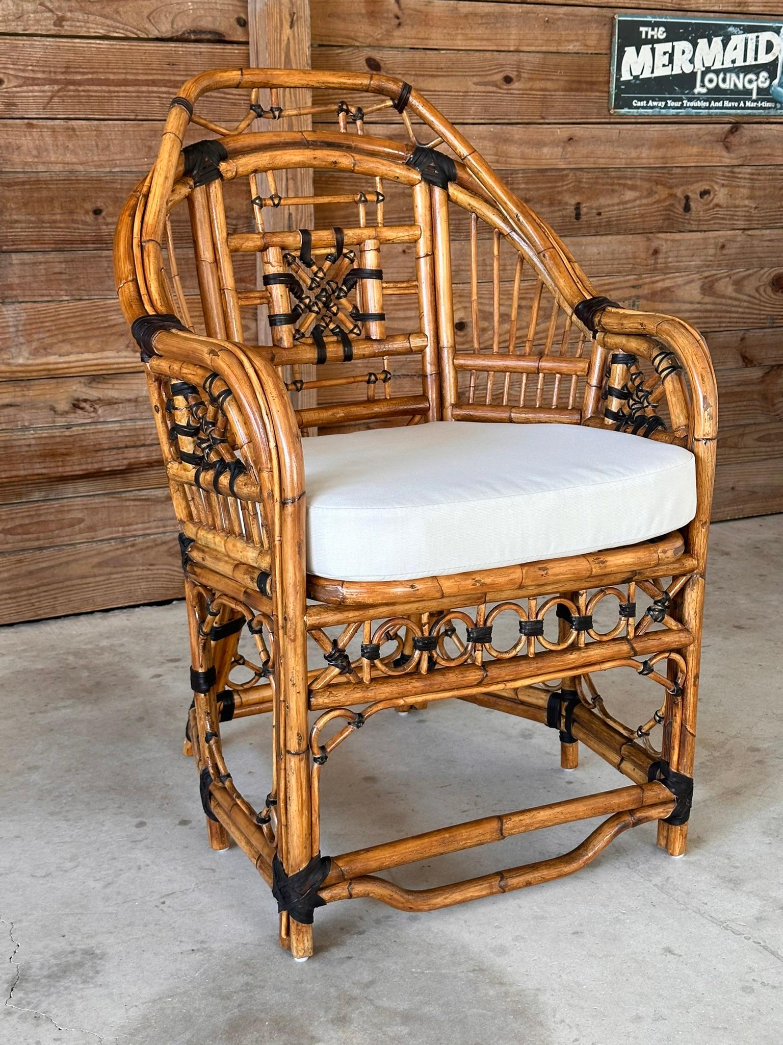 Silla de brazos lateral Chippendale de ratán calado de mediados del siglo XX restaurada y acabada Desconocido en venta
