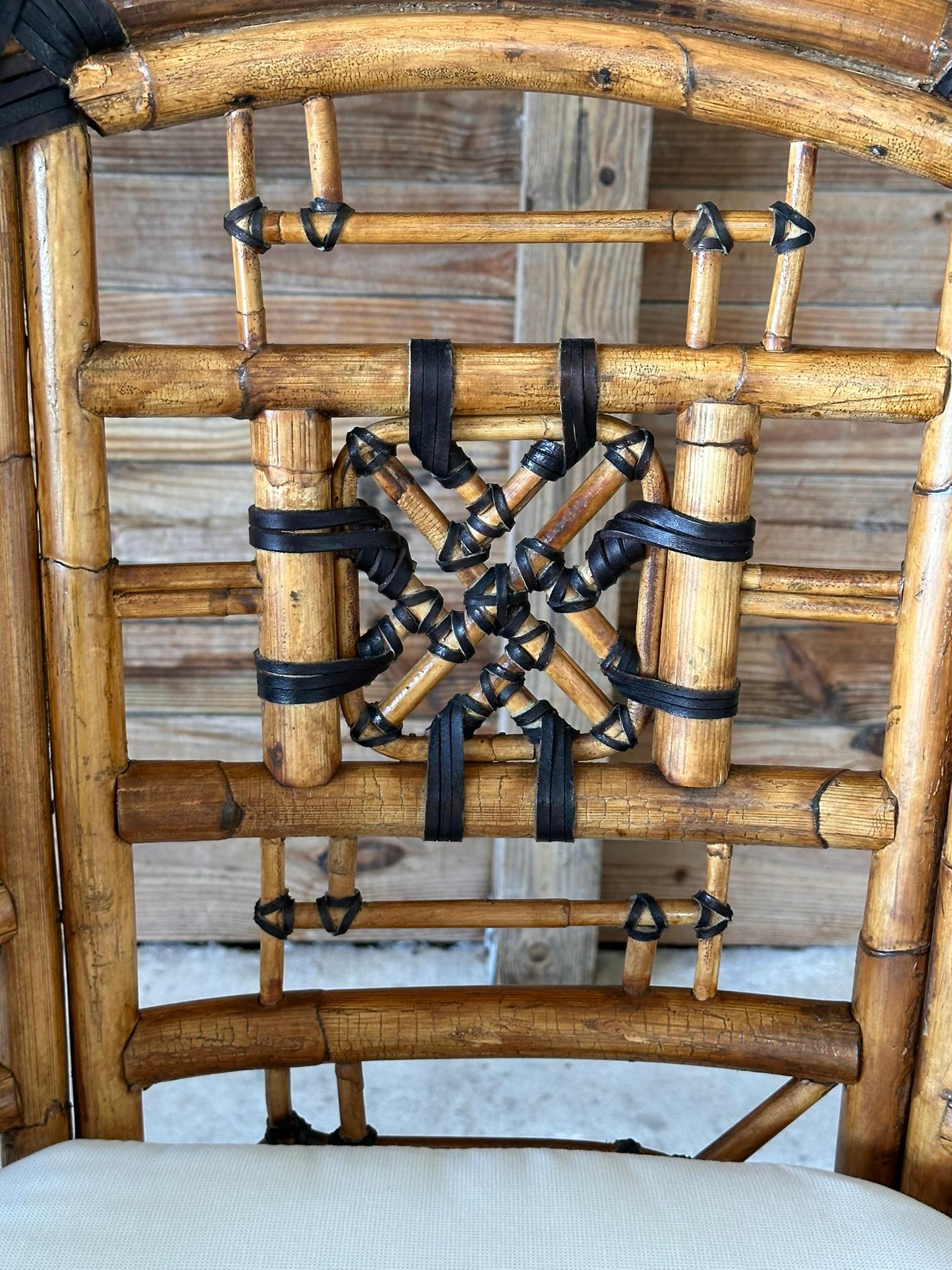 Silla de brazos lateral Chippendale de ratán calado de mediados del siglo XX restaurada y acabada Hecho a mano en venta