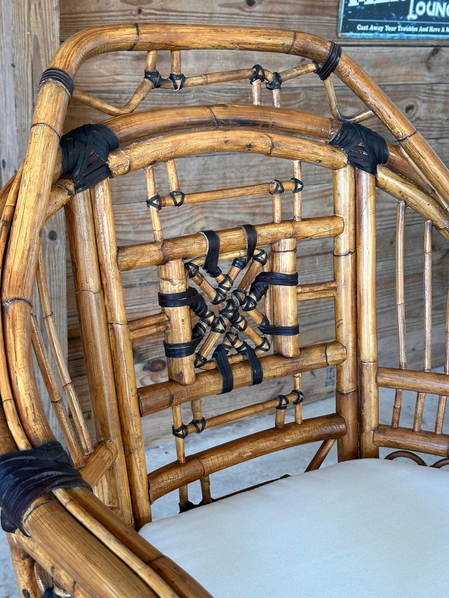 Silla de brazos lateral Chippendale de ratán calado de mediados del siglo XX restaurada y acabada en Bueno estado para la venta en North Fort Myers, FL