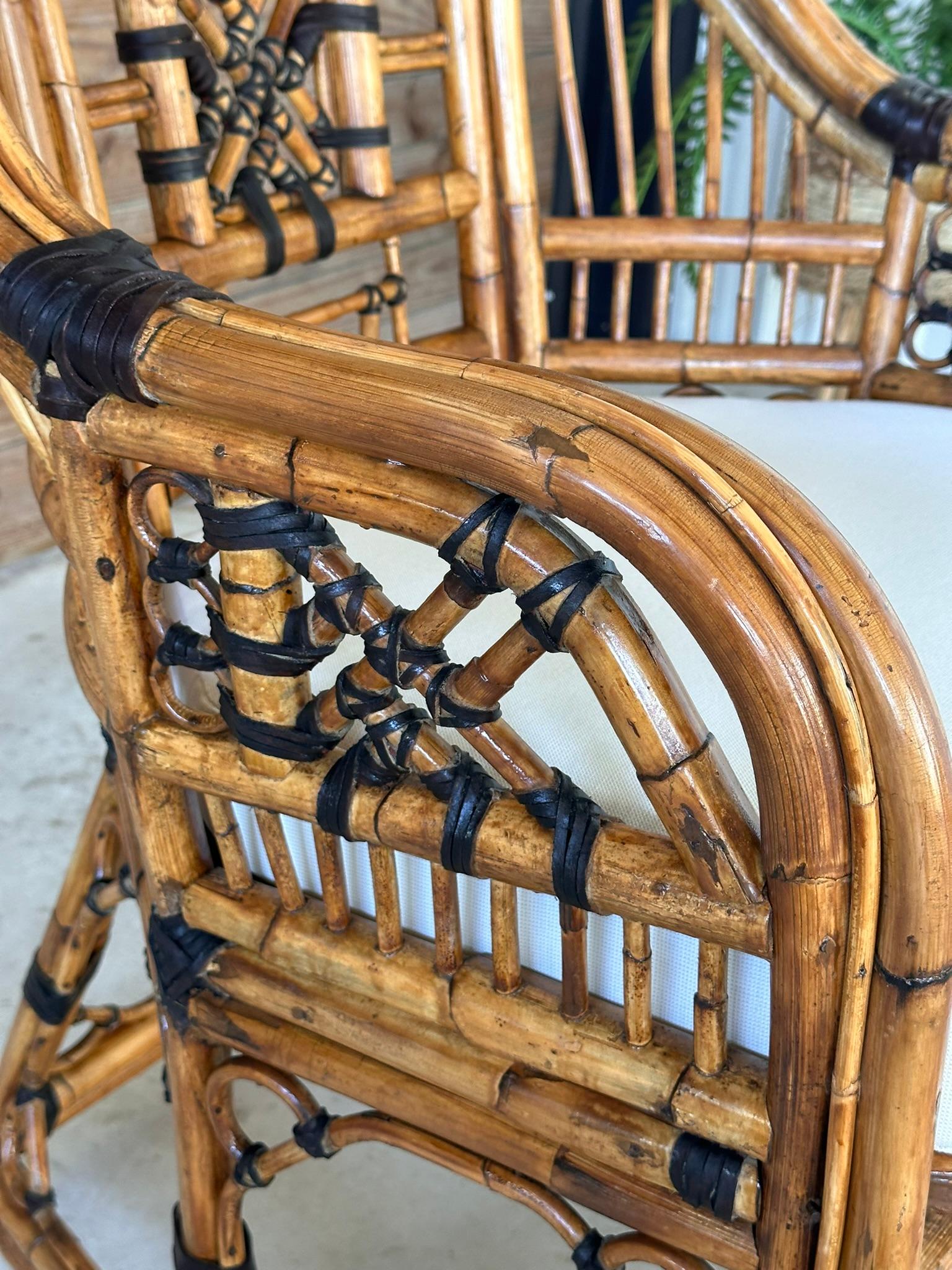 Silla de brazos lateral Chippendale de ratán calado de mediados del siglo XX restaurada y acabada Ratán en venta