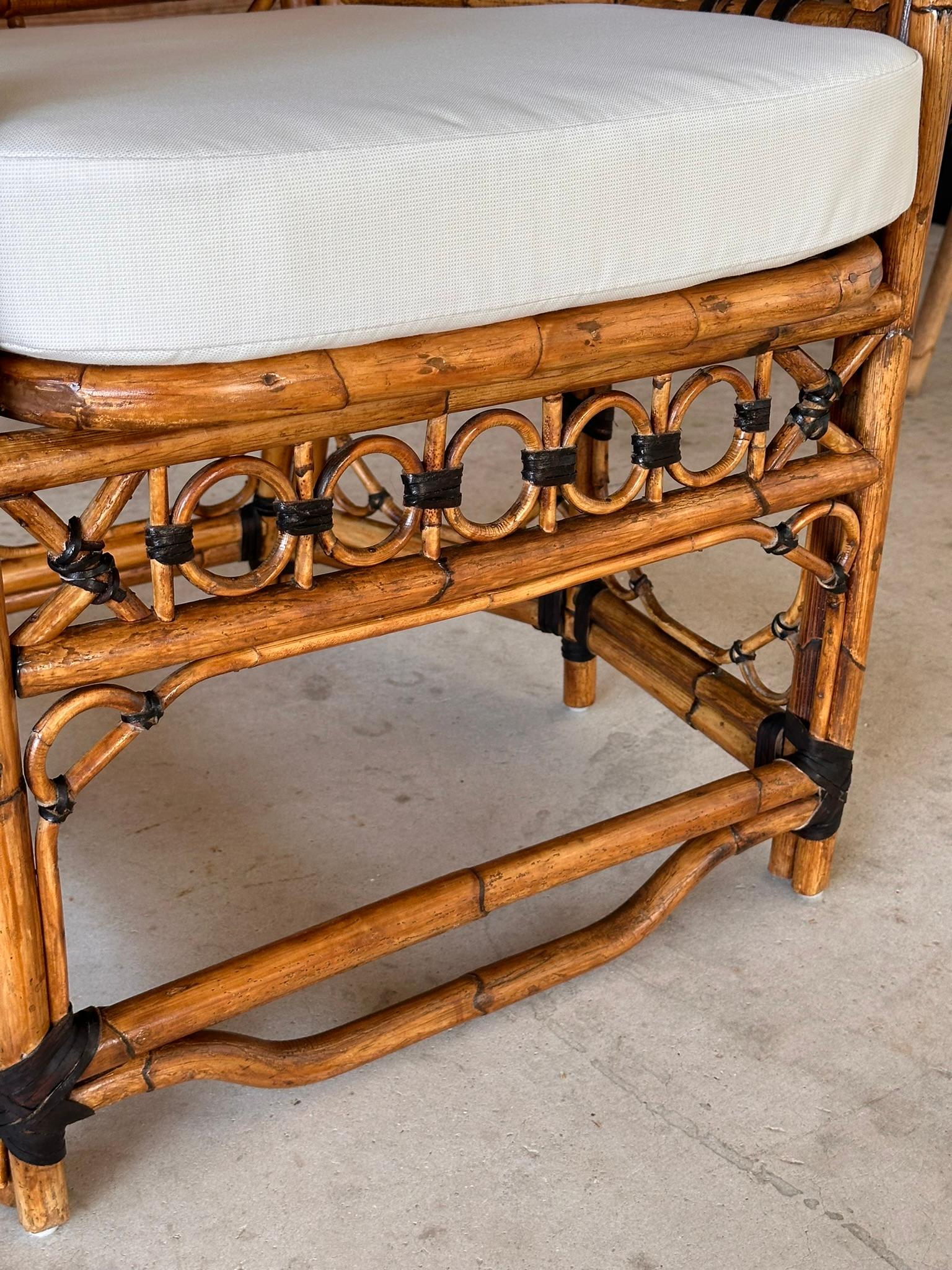 Silla de brazos lateral Chippendale de ratán calado de mediados del siglo XX restaurada y acabada en venta 1