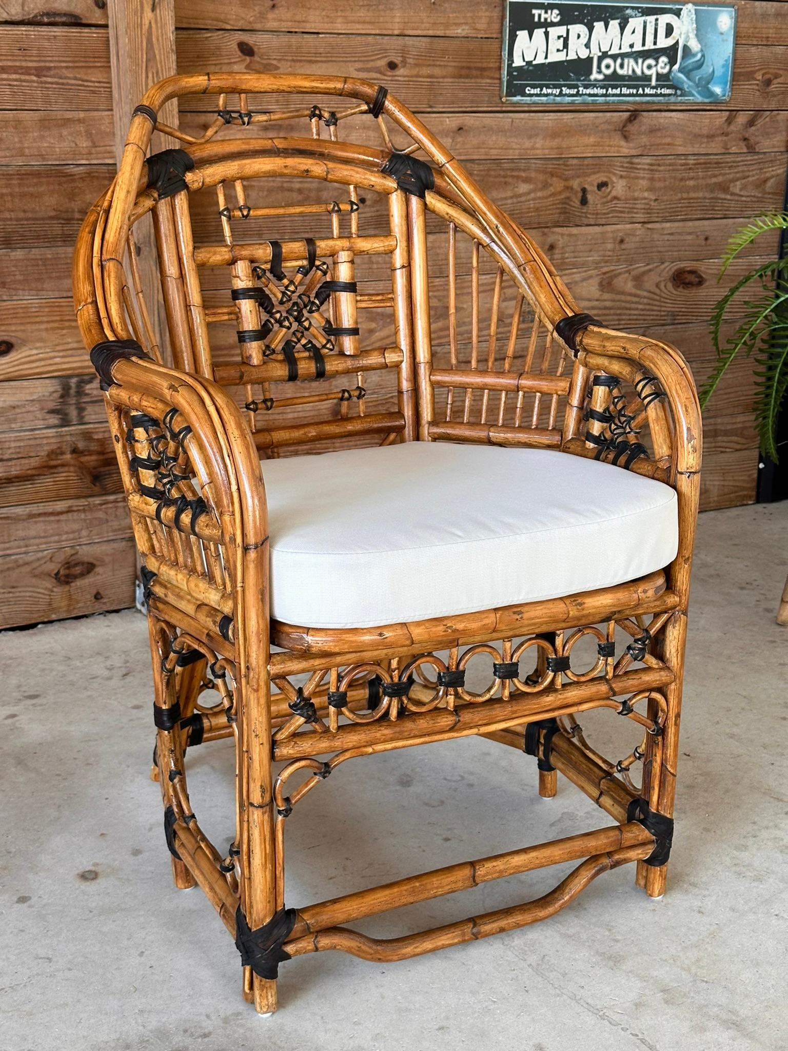 Silla de brazos lateral Chippendale de ratán calado de mediados del siglo XX restaurada y acabada en venta 2