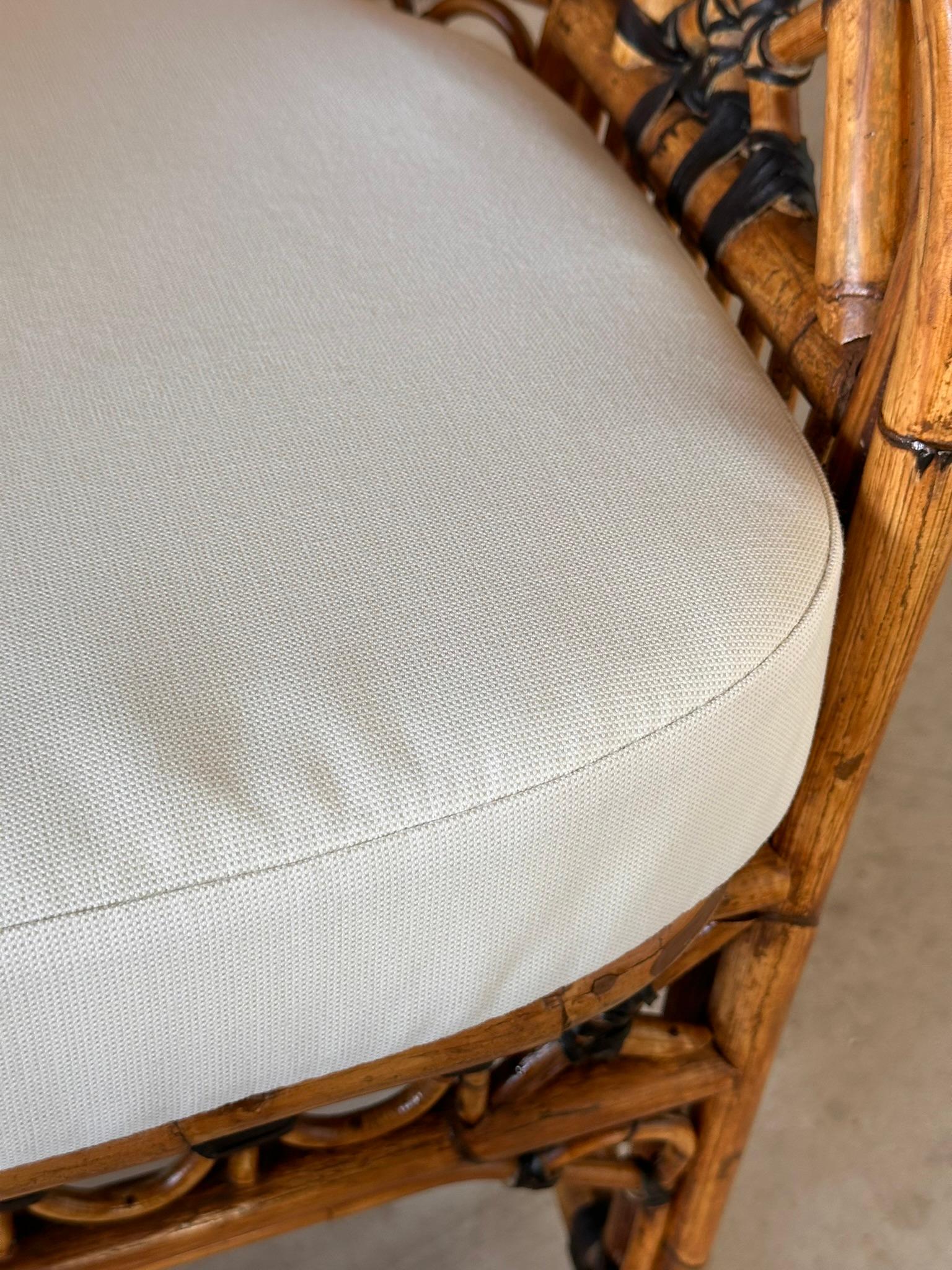 Silla de brazos lateral Chippendale de ratán calado de mediados del siglo XX restaurada y acabada en venta 3