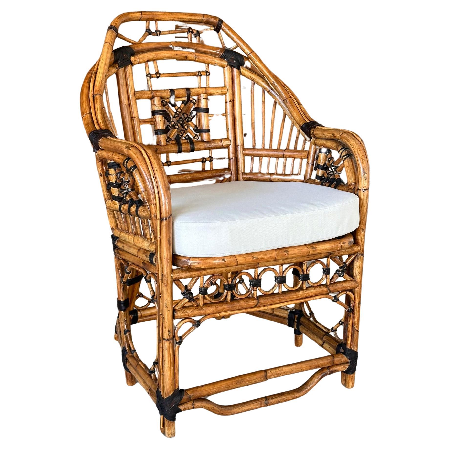 Chaise d'accoudoir Chippendale en rotin ajouré, restaurée et finie au milieu du 20e siècle
