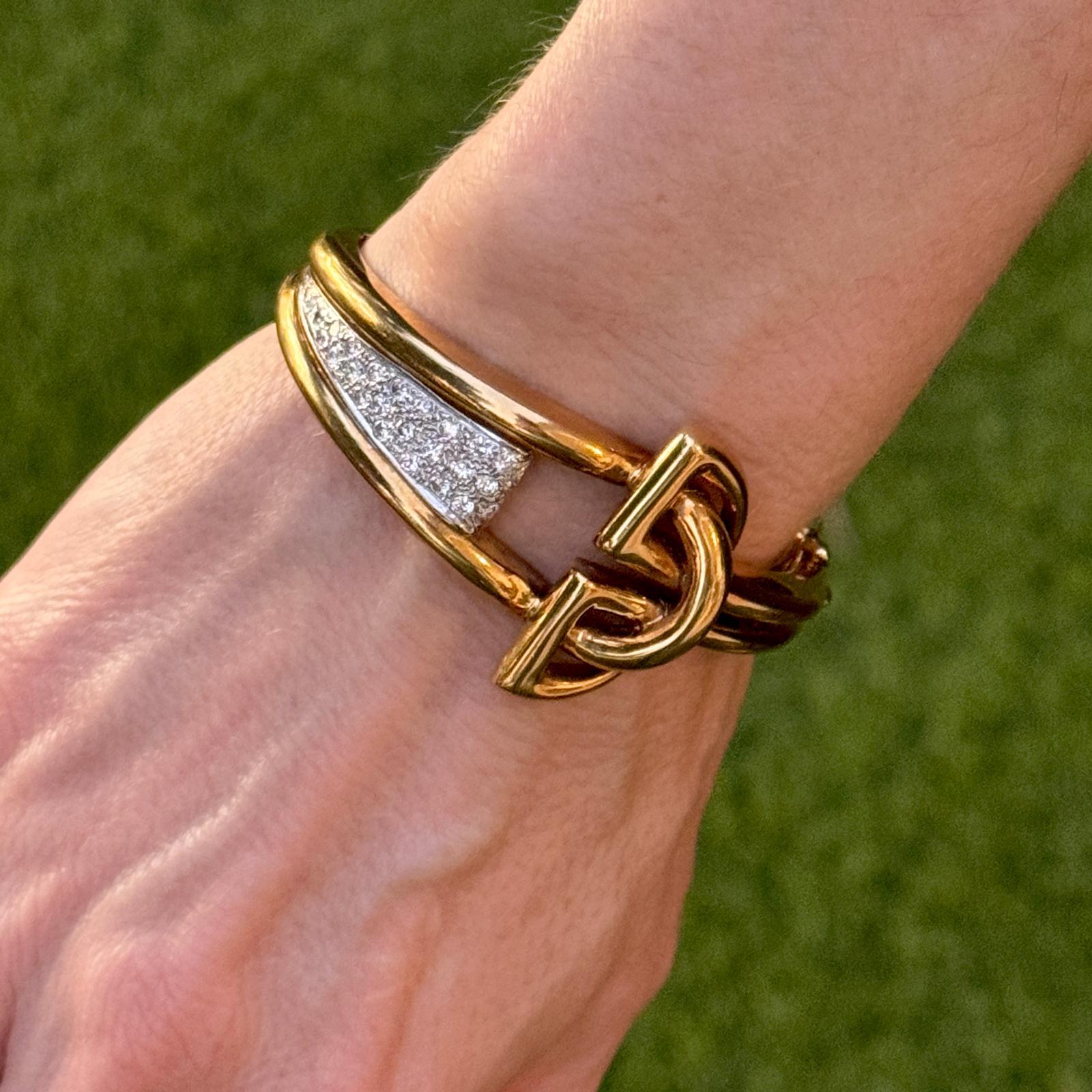 Cet élégant bracelet rétro en or jaune 18 carats affiche une sophistication intemporelle avec un design audacieux d'inspiration vintage. Orné de 27 diamants ronds de taille brillant totalisant 1,30 carat, de couleur G-H et de pureté SI1 ou