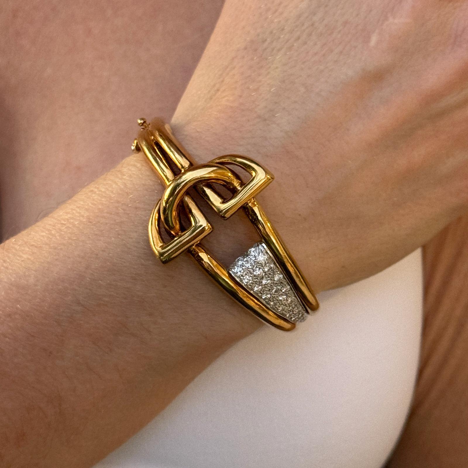 Taille brillant Bracelet jonc à charnières rétro en or jaune 18 carats du milieu du 20e siècle en vente
