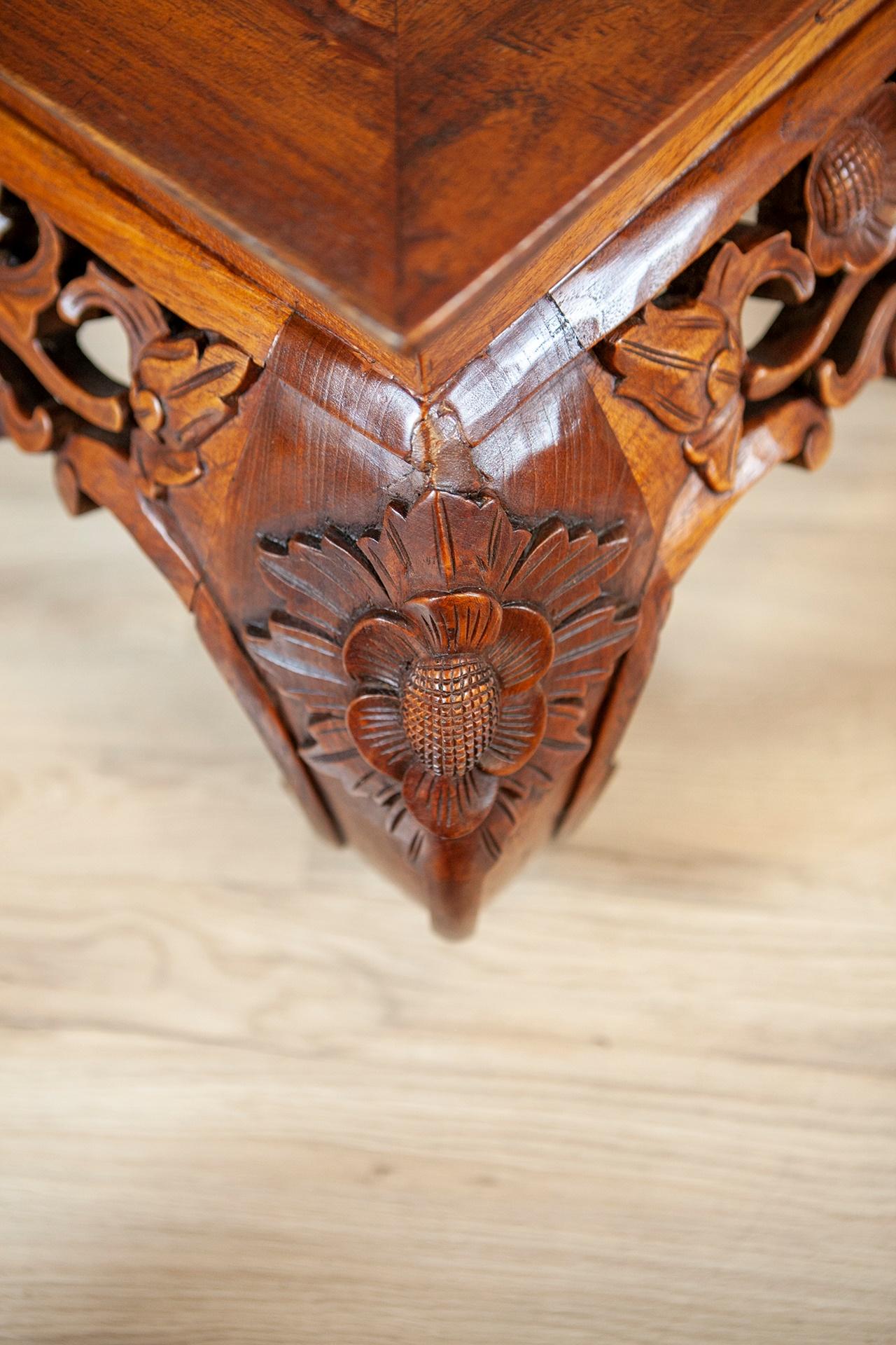 Table basse du milieu du 20e siècle avec détails sculptés sous le plateau de la table en vente 4