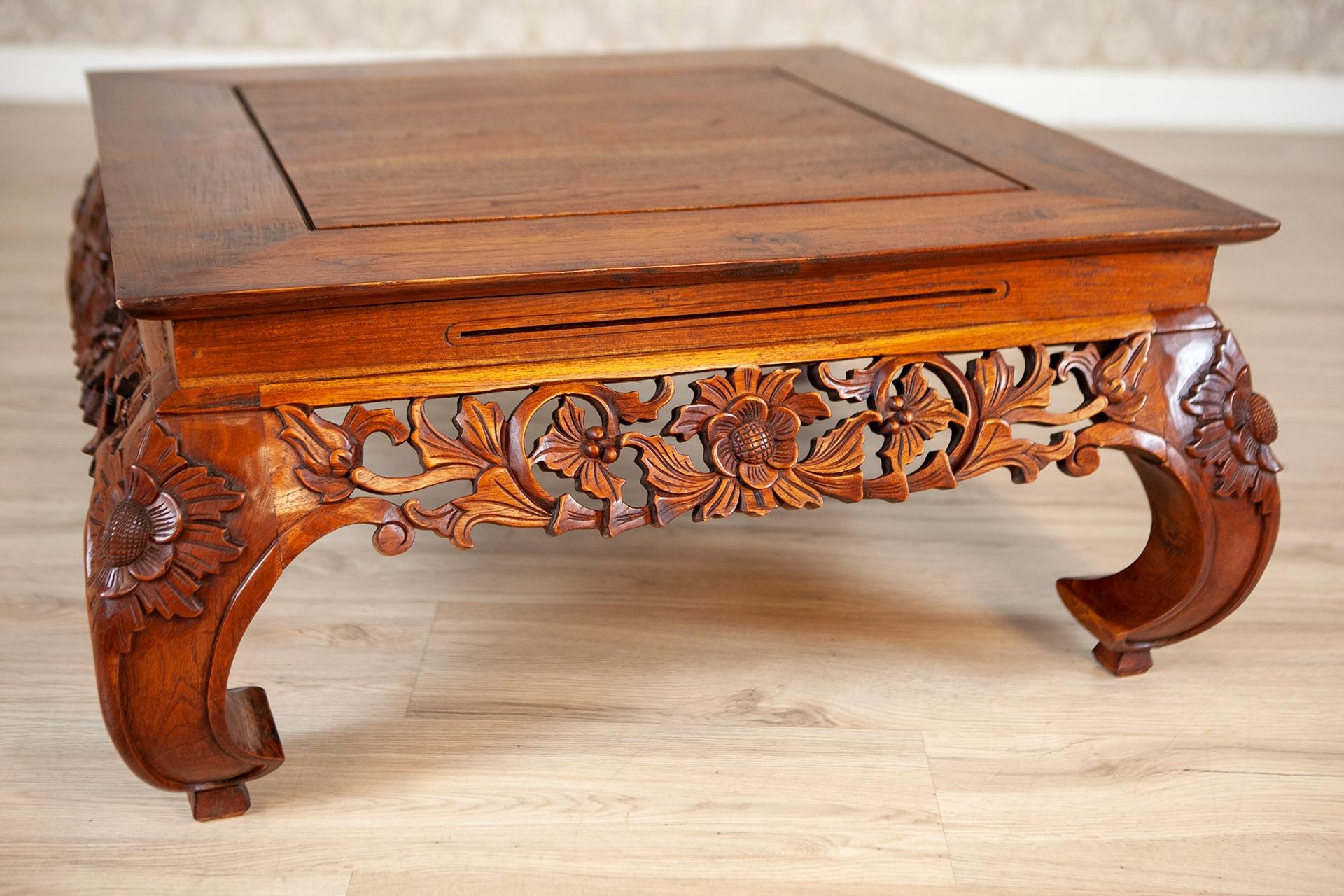 Table basse en chêne richement décorée au milieu du 20e siècle avec détails sculptés sous le plateau

Table basse, datée du milieu du 20e siècle. La base ajourée présente des sculptures florales complexes, soutenues par des pieds incurvés et