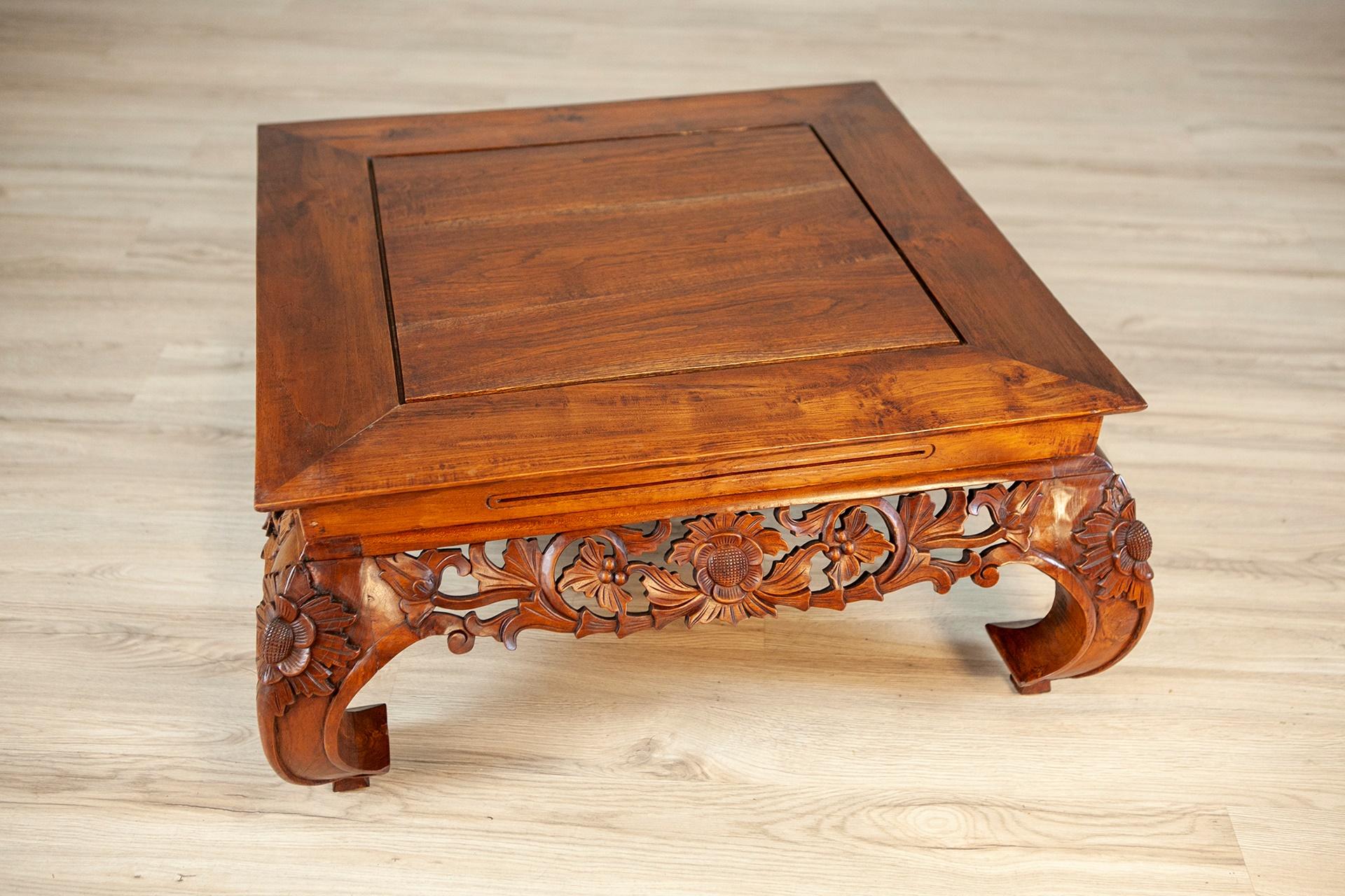 Européen Table basse du milieu du 20e siècle avec détails sculptés sous le plateau de la table en vente