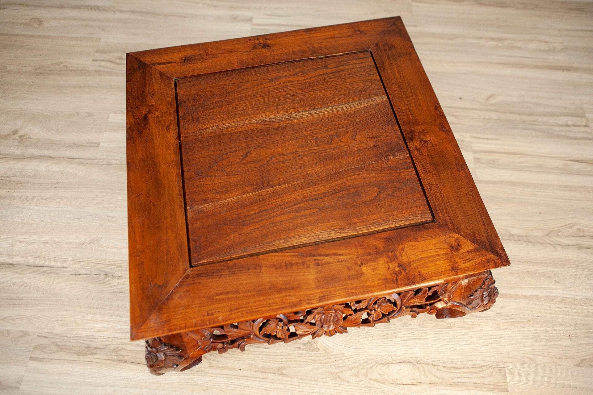 Table basse du milieu du 20e siècle avec détails sculptés sous le plateau de la table Bon état - En vente à Opole, PL