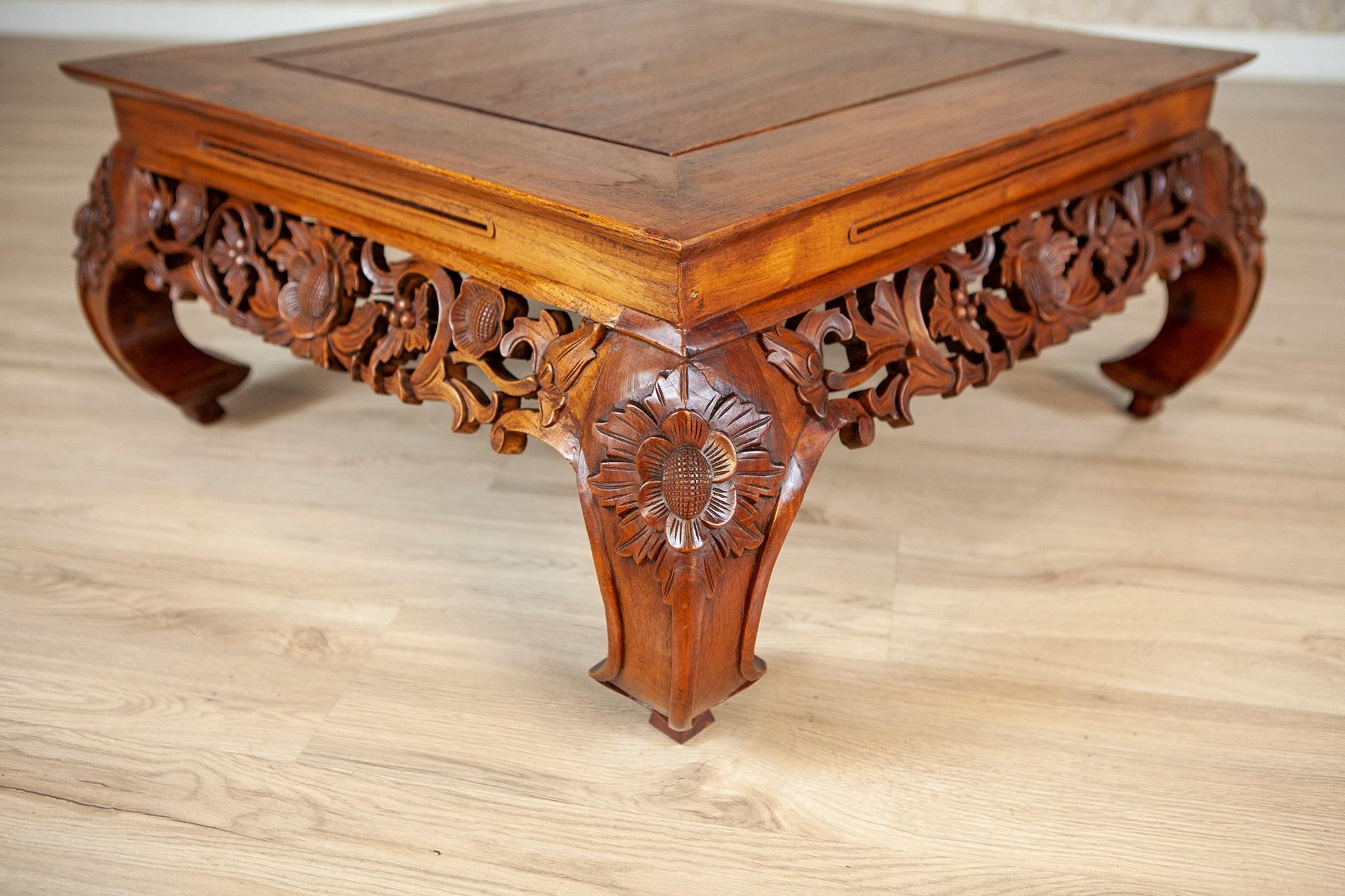 20ième siècle Table basse du milieu du 20e siècle avec détails sculptés sous le plateau de la table en vente