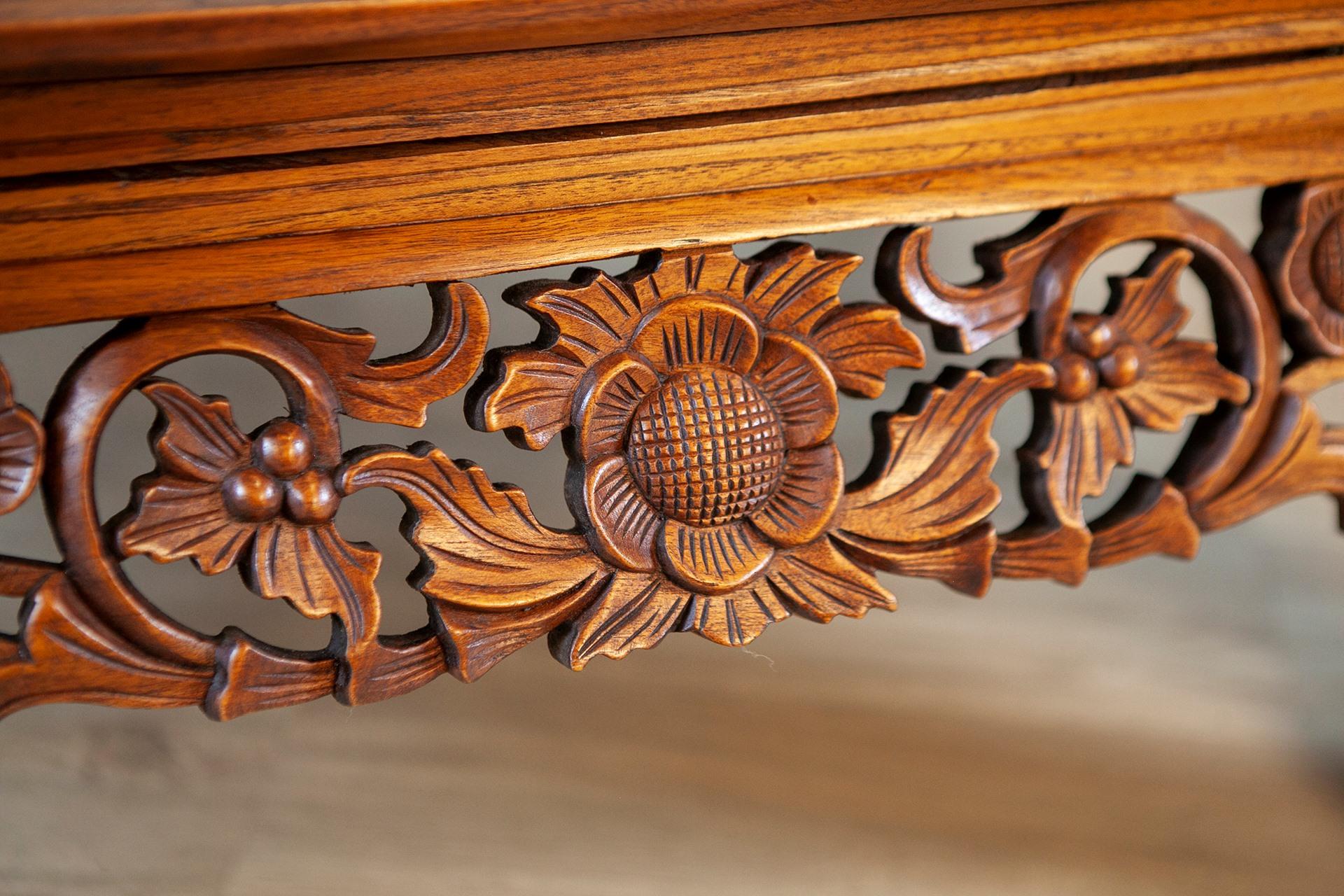 Bois Table basse du milieu du 20e siècle avec détails sculptés sous le plateau de la table en vente