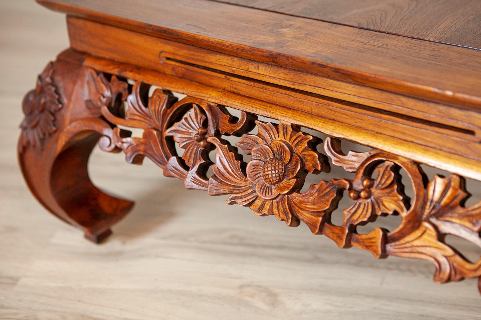 Table basse du milieu du 20e siècle avec détails sculptés sous le plateau de la table en vente 1