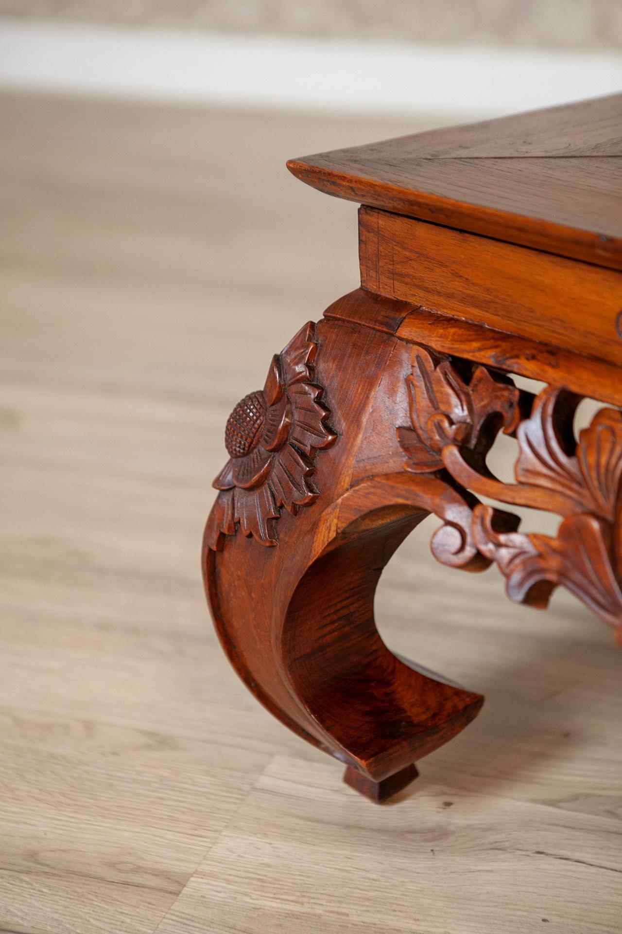 Table basse du milieu du 20e siècle avec détails sculptés sous le plateau de la table en vente 2