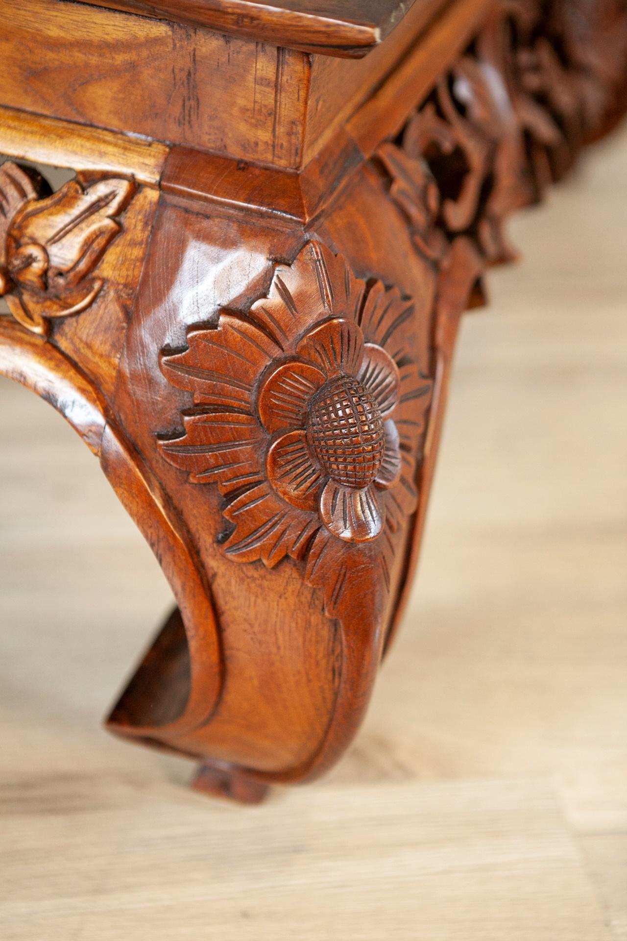 Table basse du milieu du 20e siècle avec détails sculptés sous le plateau de la table en vente 3