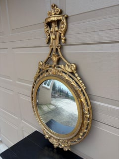 Espejo de pared convexo de madera dorada estilo Robert Adam de mediados del siglo XX