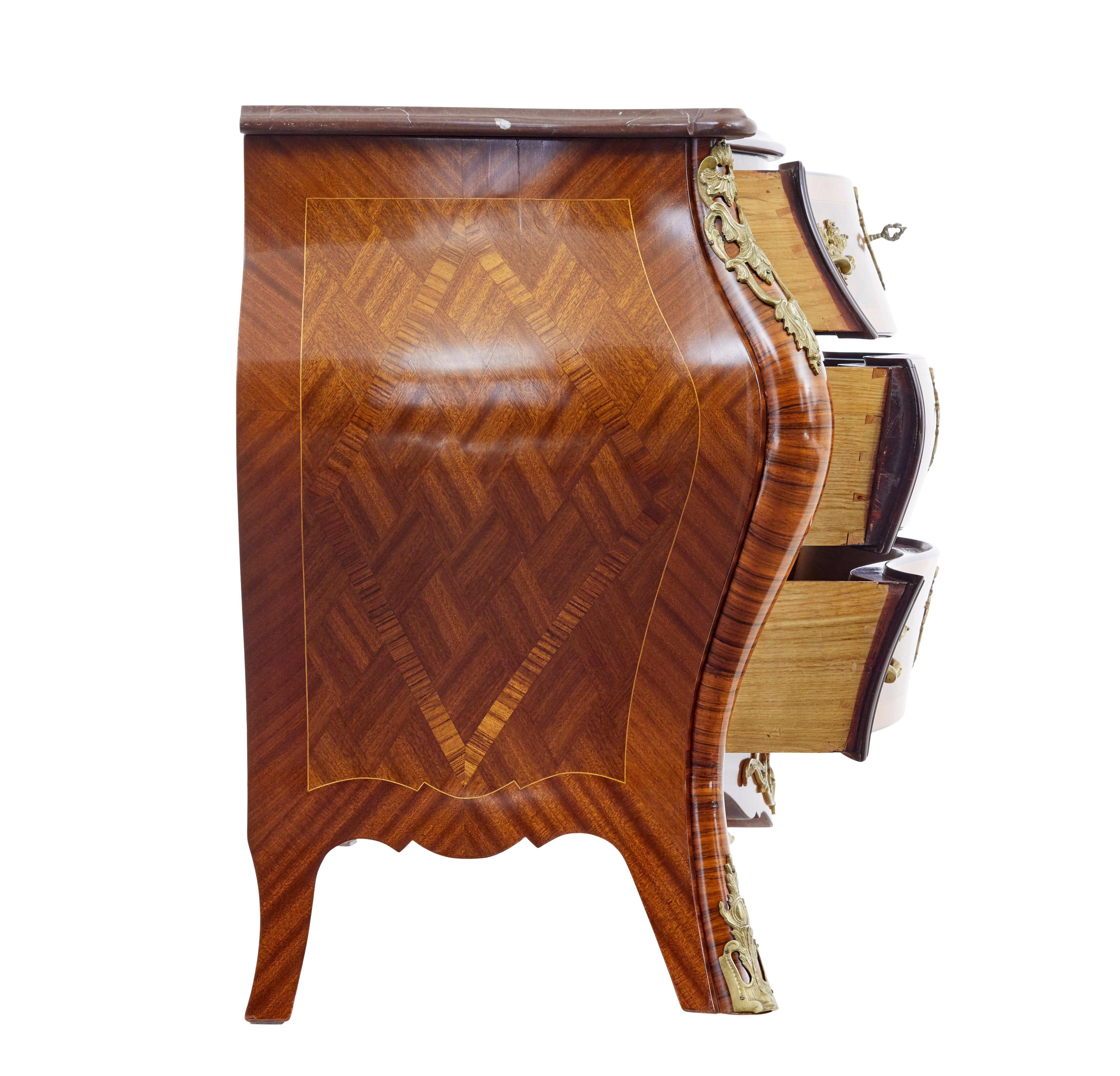 Néo-rococo Commode en acajou de style renaissance rococo, bombe en bois royal, milieu du 20e siècle en vente