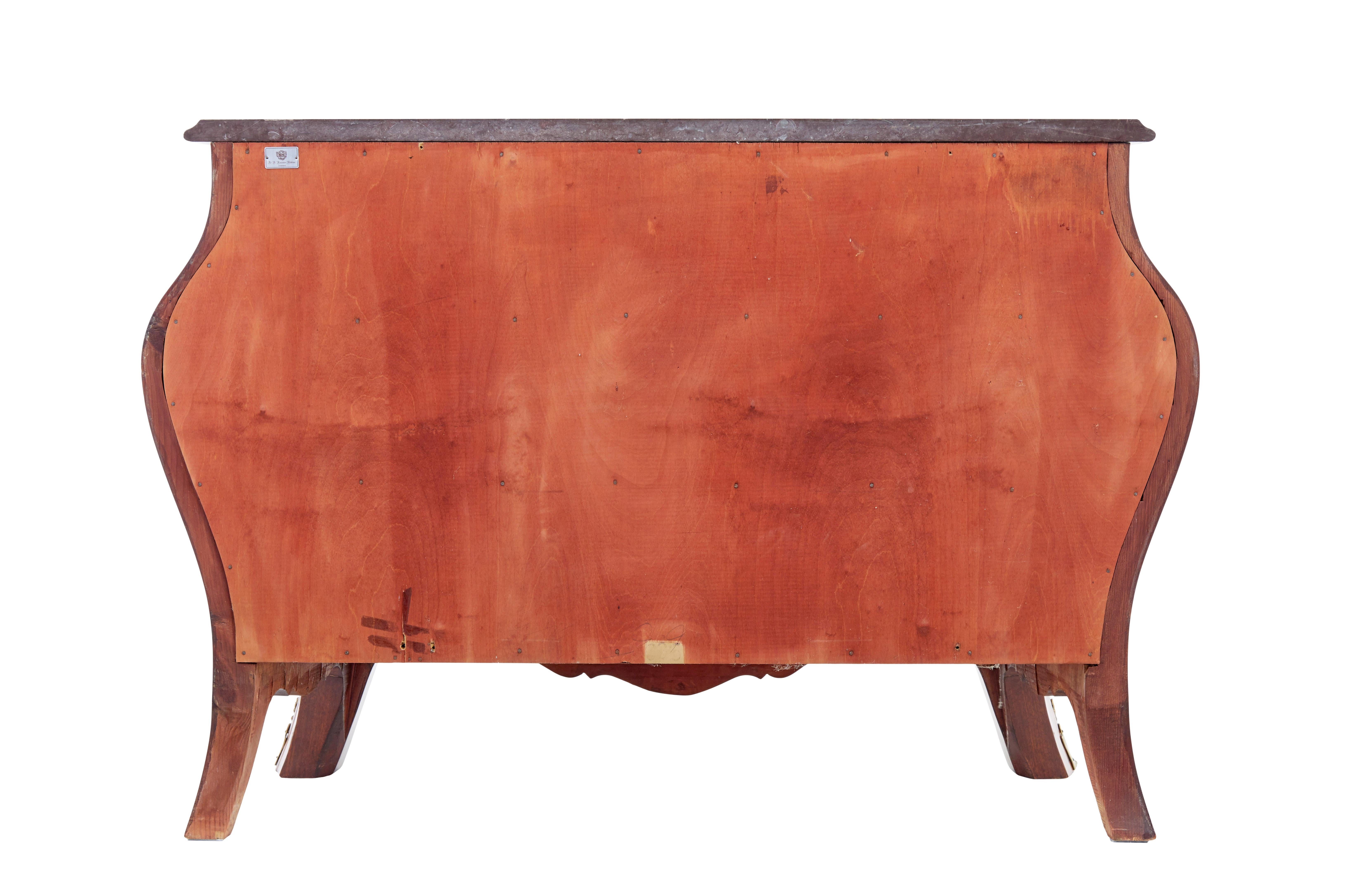 Suédois Commode en acajou de style renaissance rococo, bombe en bois royal, milieu du 20e siècle en vente