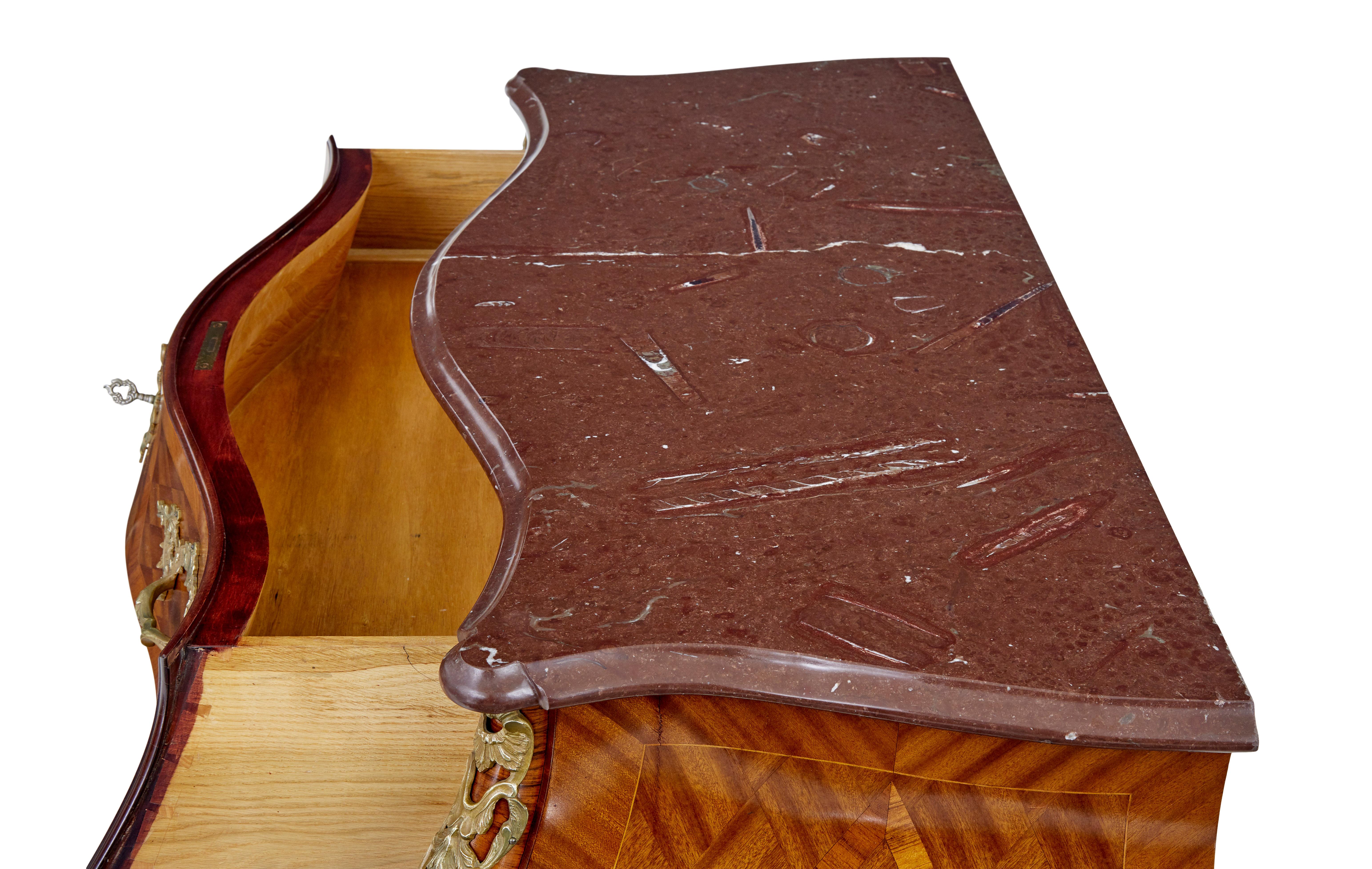 Mitte des 20. Jahrhunderts Rokoko-Revival-Kommode aus Mahagoni mit Schubladen aus Veilchenholz (Marmor) im Angebot
