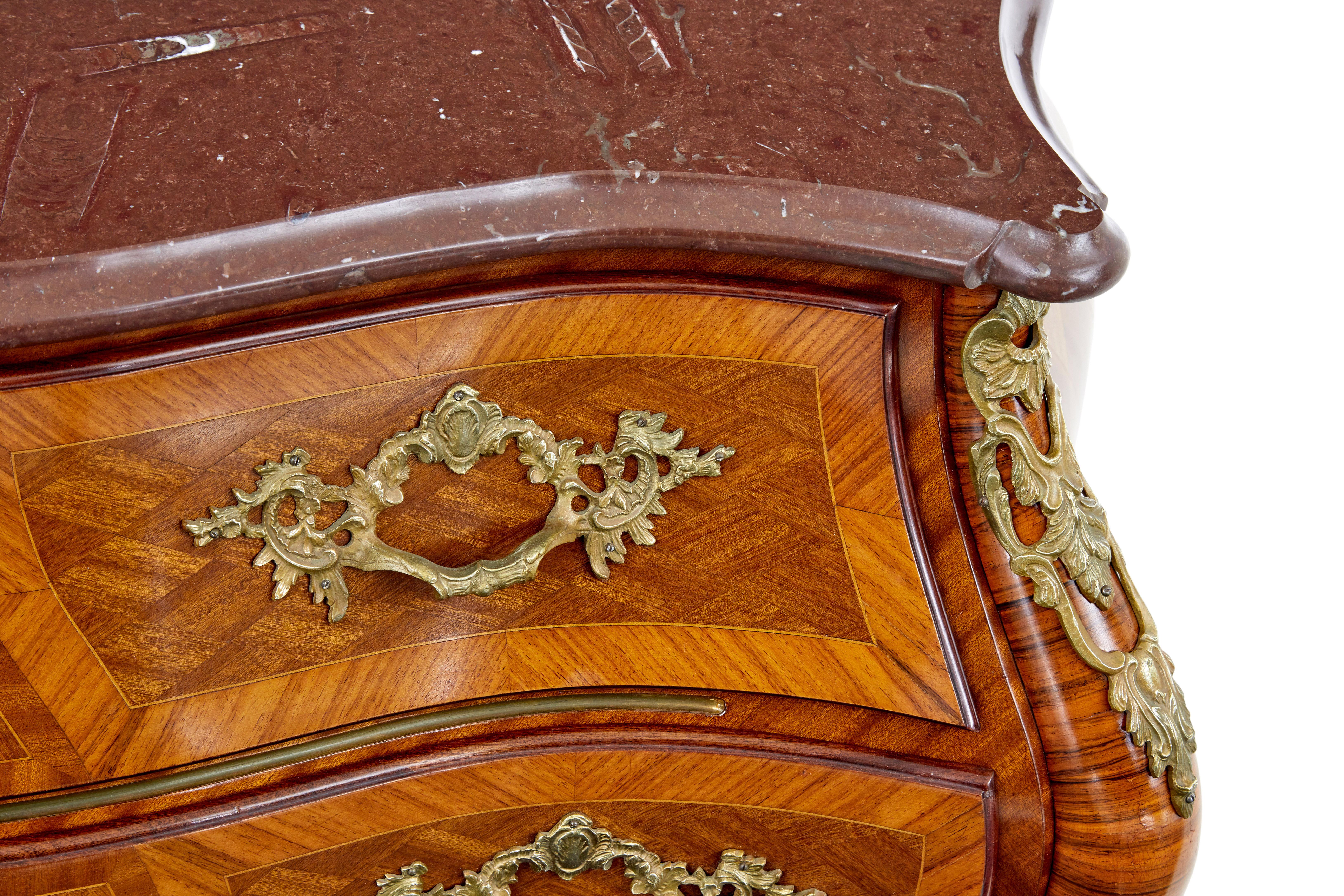 Commode en acajou de style renaissance rococo, bombe en bois royal, milieu du 20e siècle en vente 1