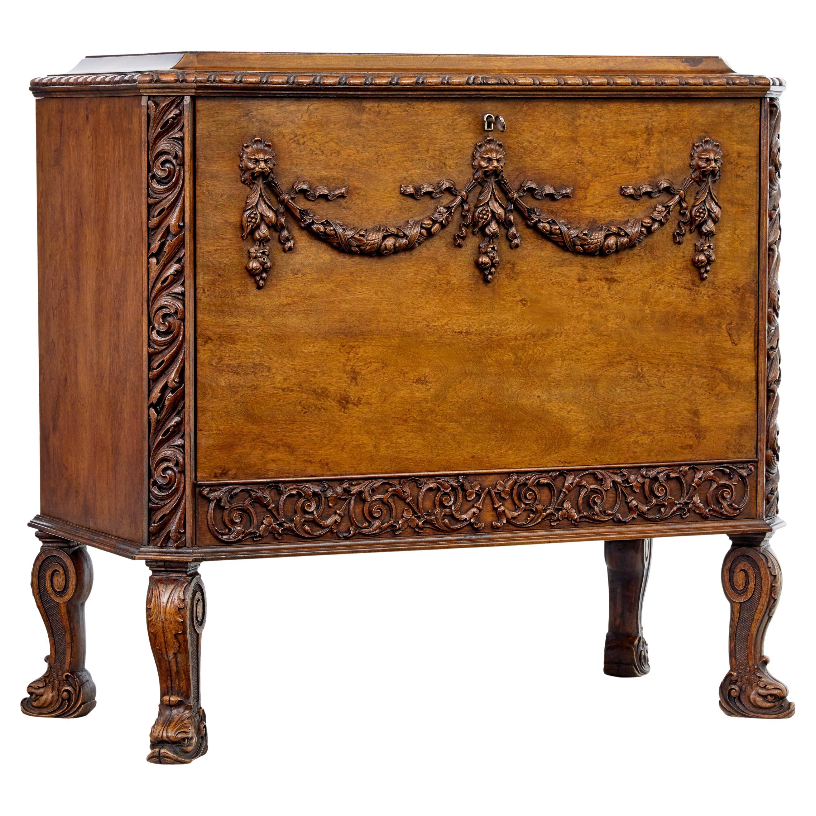 Milieu du 20ème siècle rococo revival sculpté  commode en noyer en vente