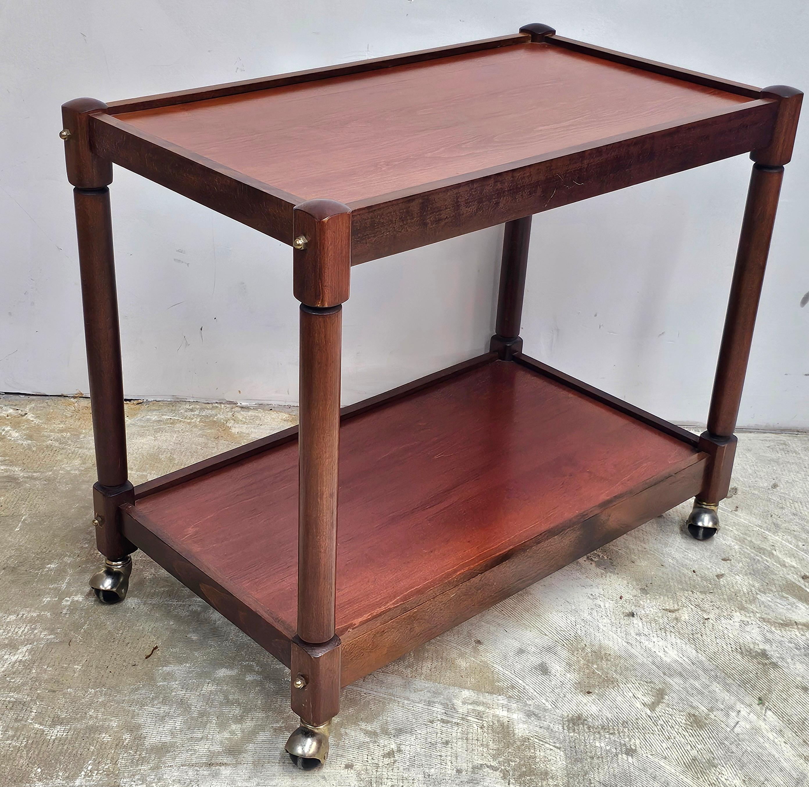 Mid-Century Modern Chariot de bar roumain du milieu du 20e siècle en cerisier en vente