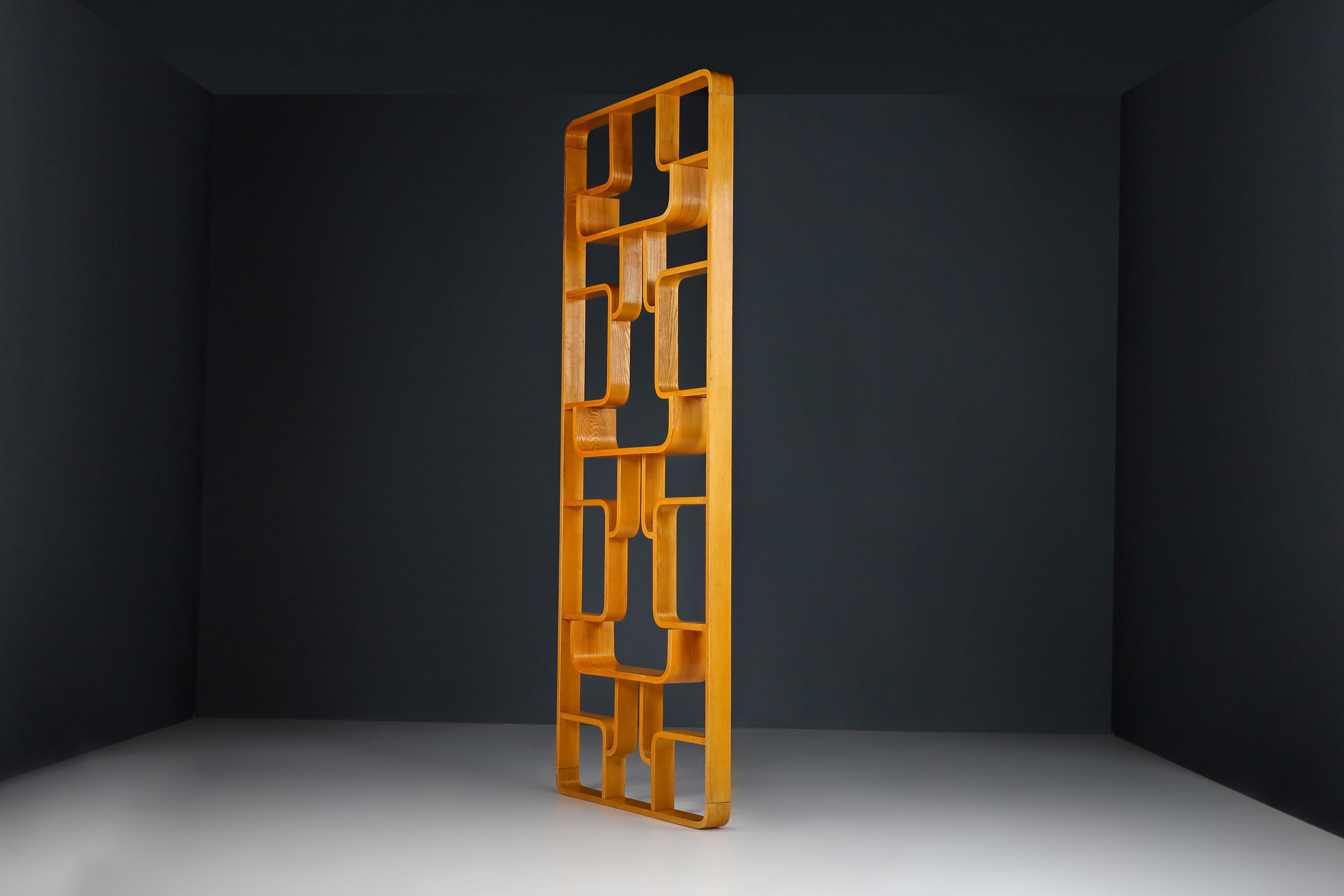 Mid-20th Century Room Dividers in Blond Bent-Wood by Ludvik Volak, Praque 1960s  1