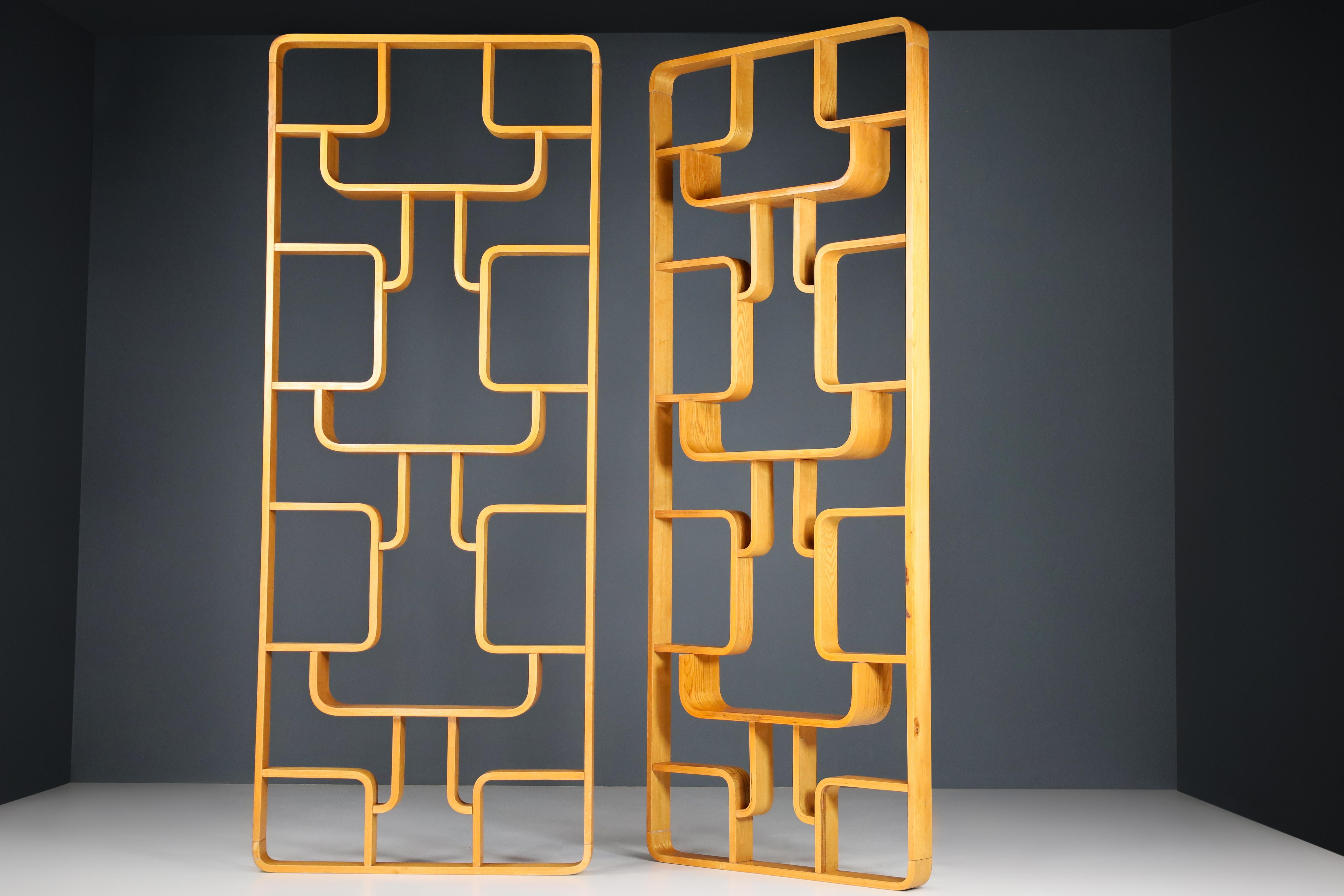 Mid-century room dividers in Blond Bent-Wood by Ludvik Volak, Praque 1960s.

A memorable blond room divider from a villa in Prague was purchased from the original owner. This object can be used as a wall-mounted shelving unit or room divider.