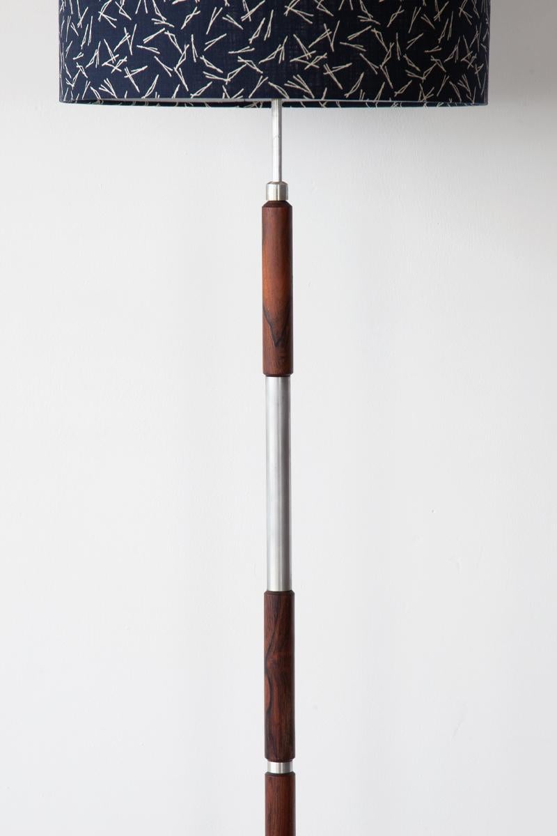 Lampadaire en bois de rose et chrome. La partie supérieure est extensible pour ajuster la hauteur de la lampe. Nouveau câblage et test PAT. Abat-jour vendu séparément.