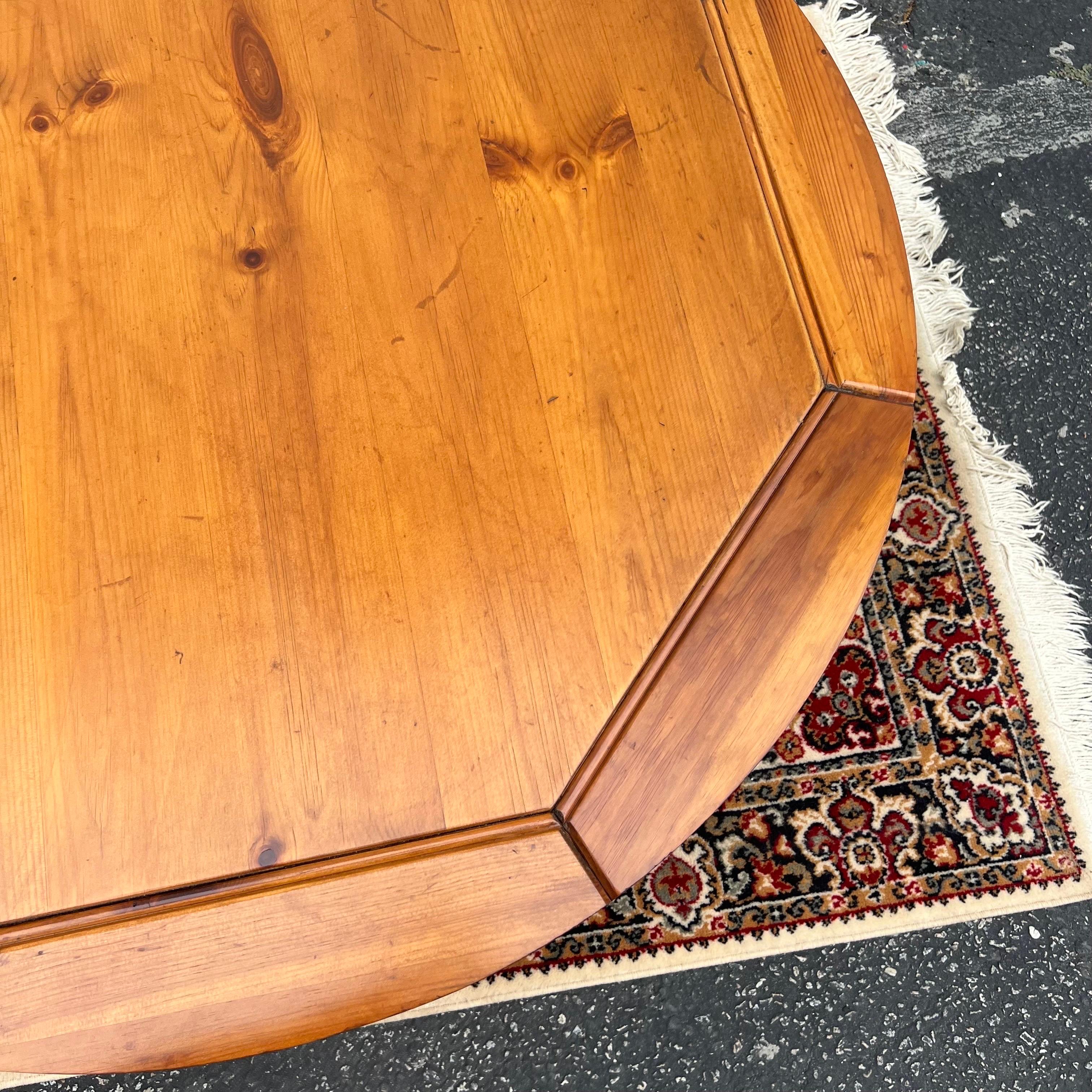 Mid-20th Century Round Pine Coffee Table In Good Condition For Sale In Charleston, SC