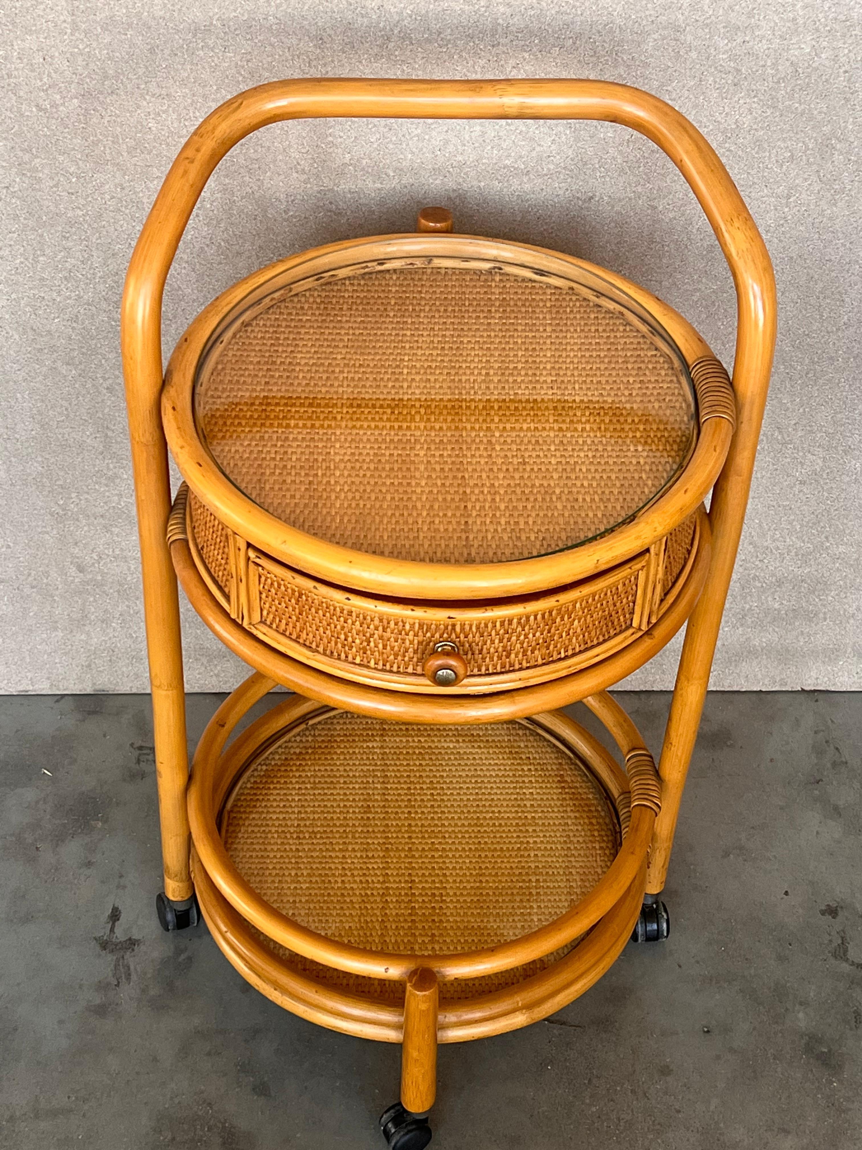 Mid 20th Century Round Serving Bar Cart Trolley in Bamboo & Rattan Italy, 1960s In Good Condition For Sale In Miami, FL