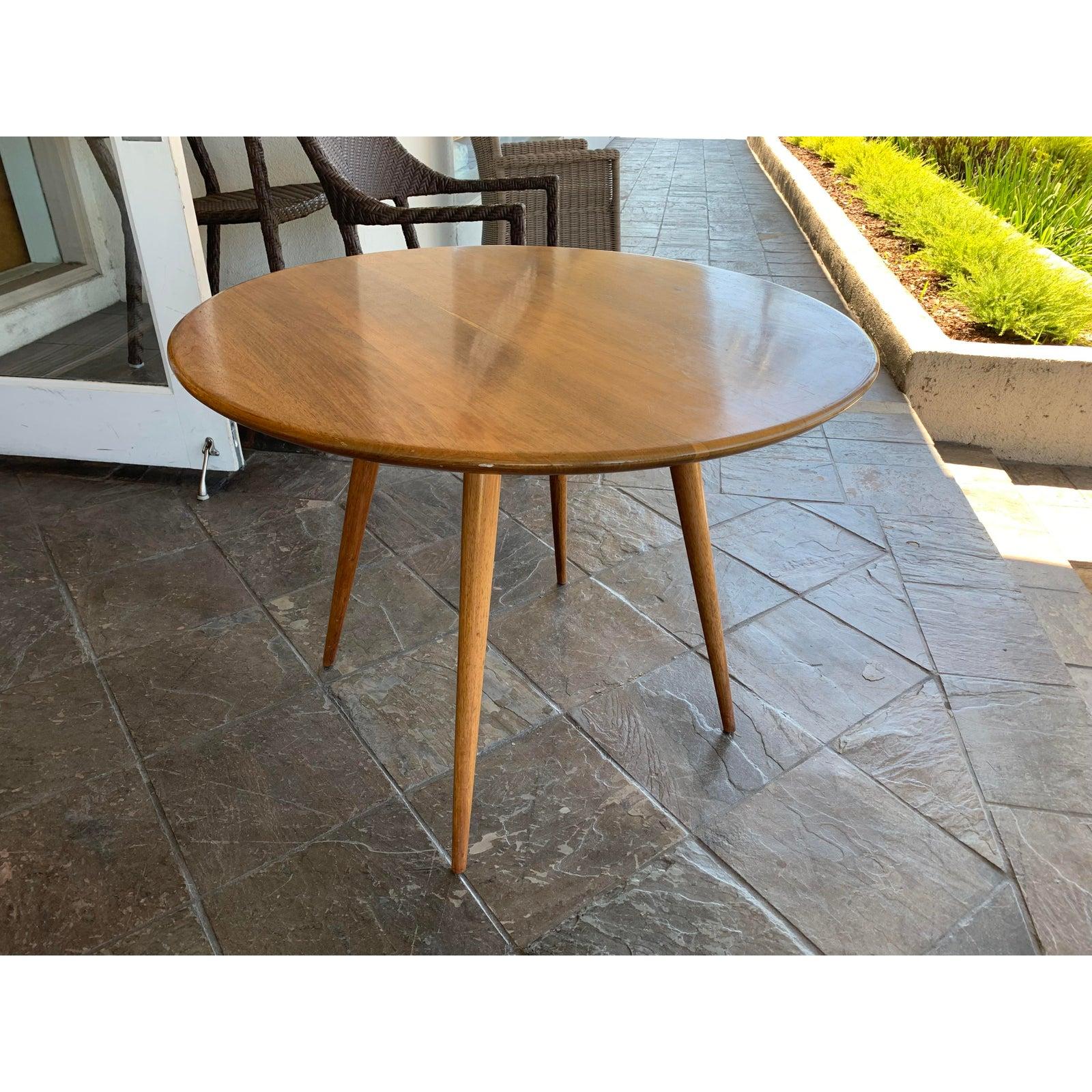 Mid-20th Century Round Walnut Dinning Table For Sale 2