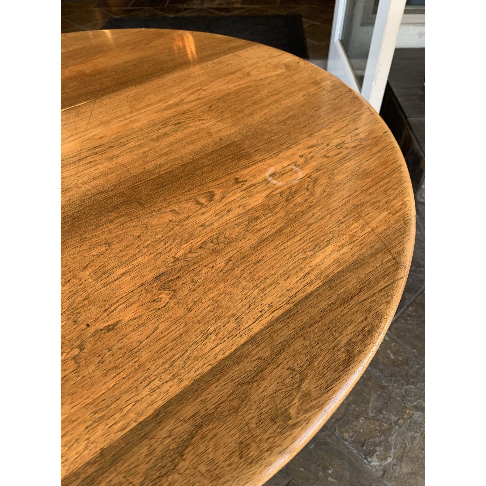 Mid-20th Century Round Walnut Dinning Table For Sale 3