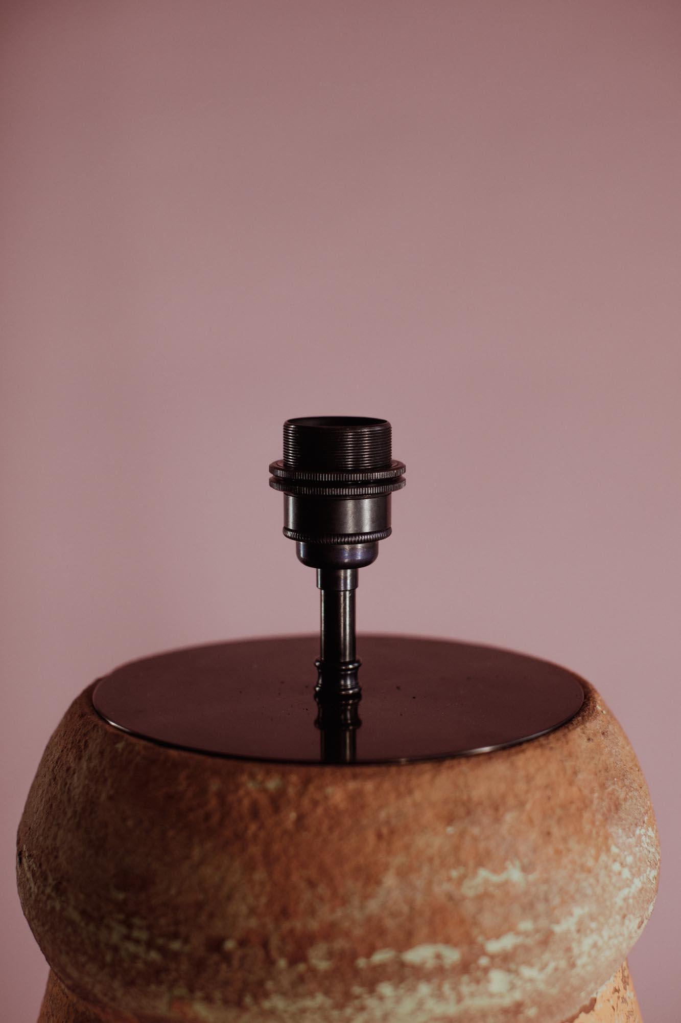 Hand-Carved Mid-20th Century Rounded Clay Table Lamp For Sale