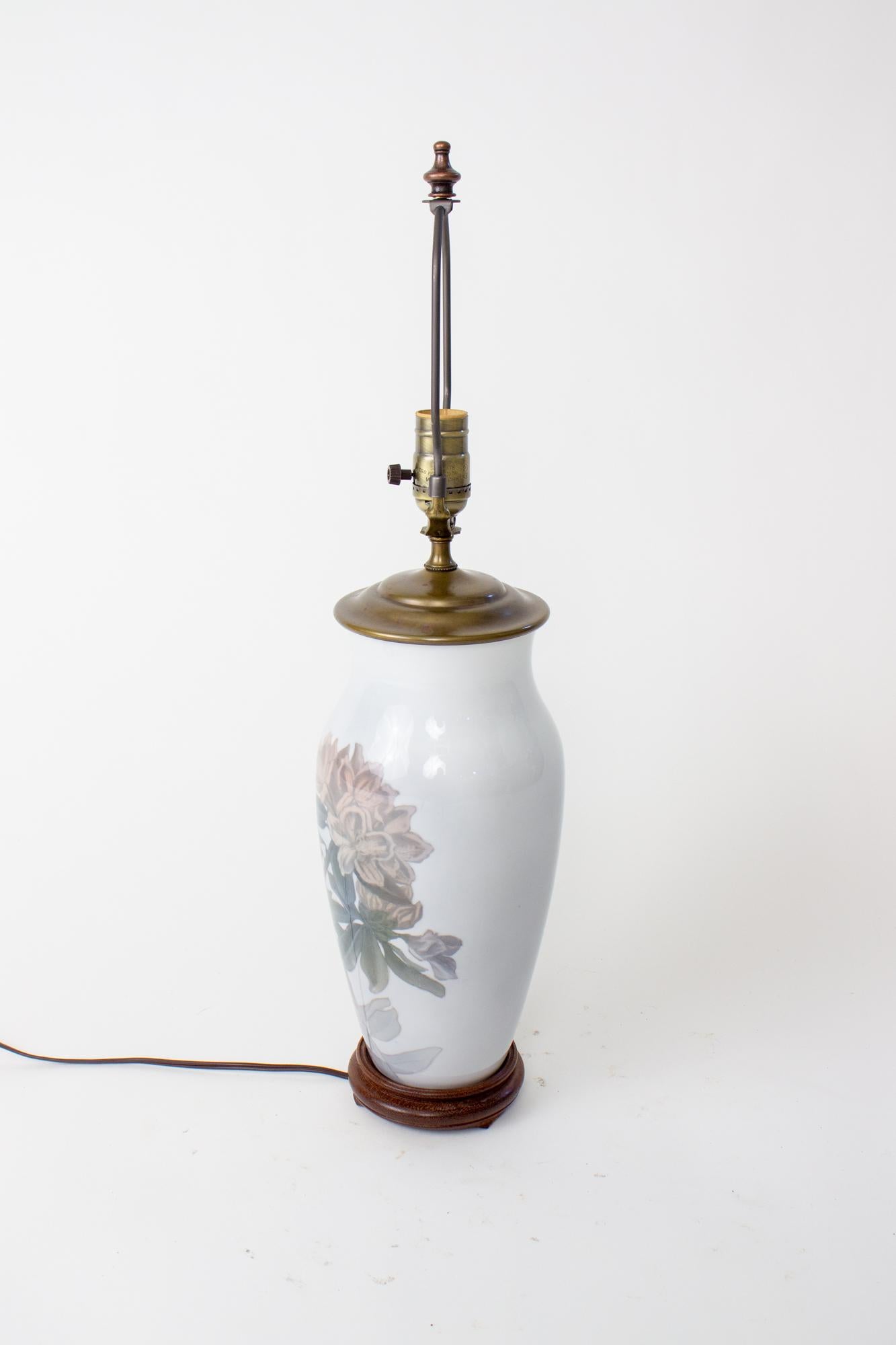 Art nouveau Lampe de table en rhododendron du milieu du 20e siècle de Royal Copenhagen en vente