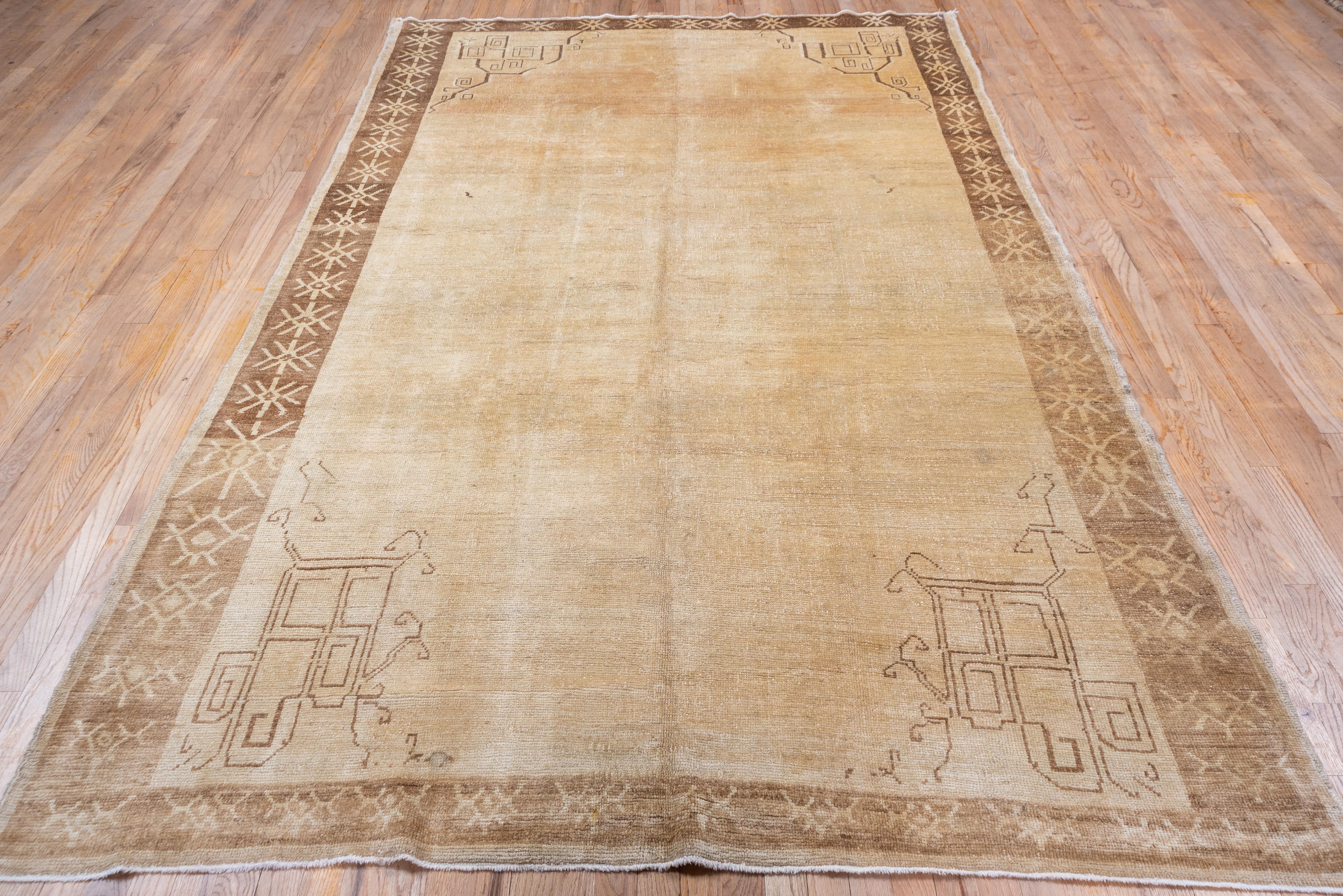 Mid-20th Century Rustic Turkish Oushak Rug, Open Field, Neutral Palette In Good Condition For Sale In New York, NY