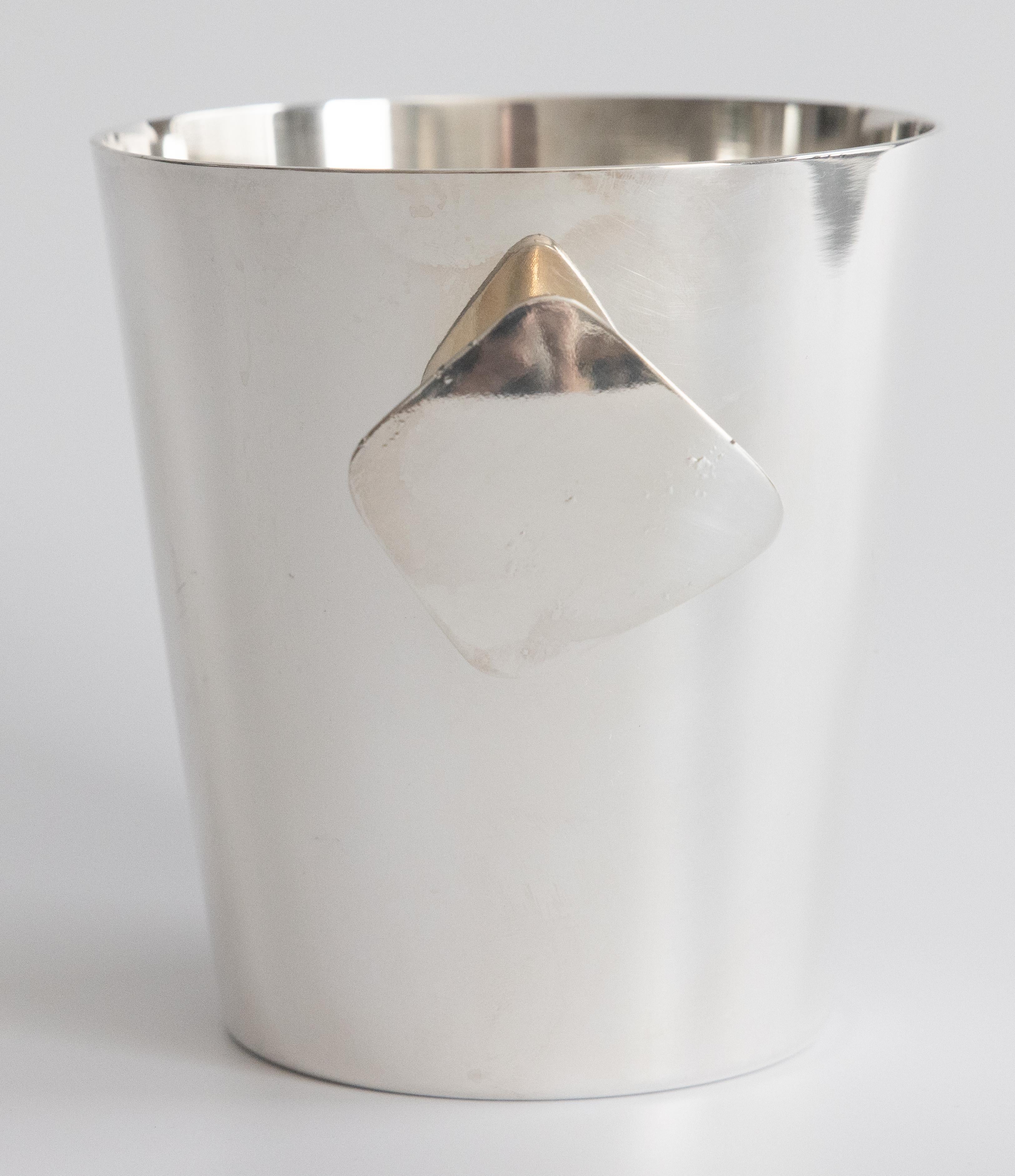 Ein fantastisches Beispiel für modernes Design aus der Mitte des Jahrhunderts, hergestellt vom renommierten Saint Médard. Die Griffe sind mit eingefassten Diamanten versehen. Herstellermarke auf der Rückseite. 5,25 