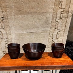 Juego de nueve ensaladeras escultóricas MCM de madera de nogal torneada