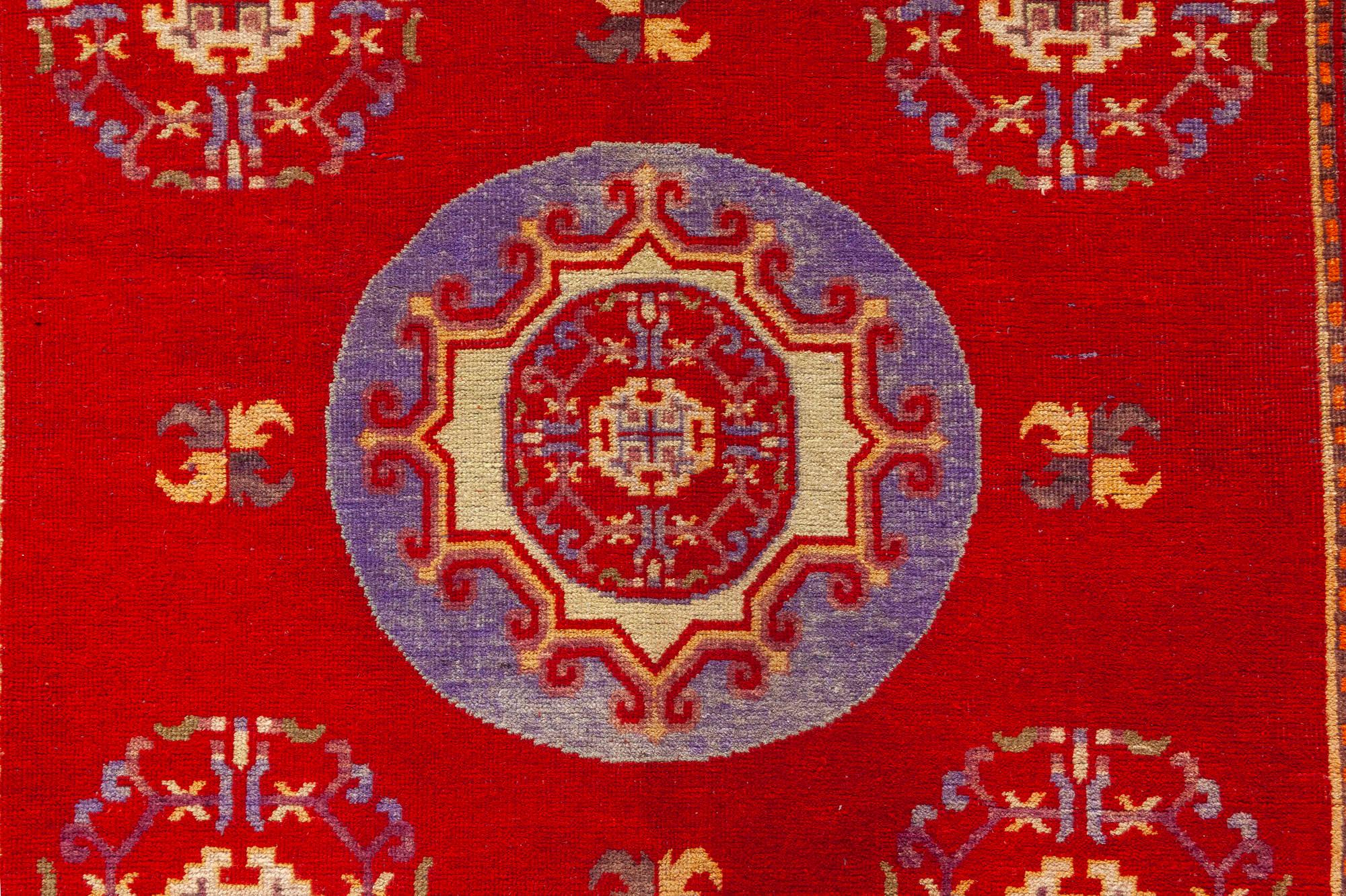 Samarkand-Teppich aus der Mitte des 20. Jahrhunderts, rot, blau, handgefertigt aus Wolle.
Größe: 4'6