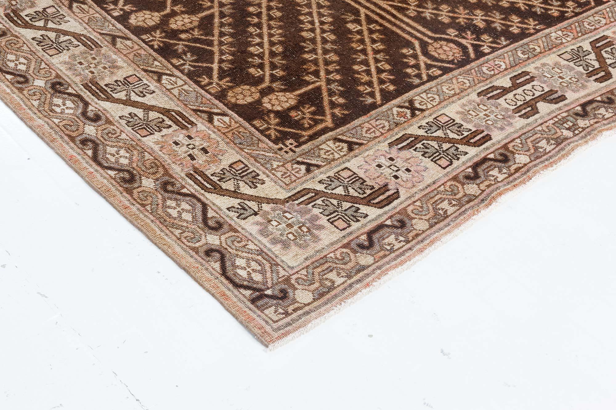 Mid-20th Century Samarkand Handmade Wool Rug In Good Condition For Sale In New York, NY