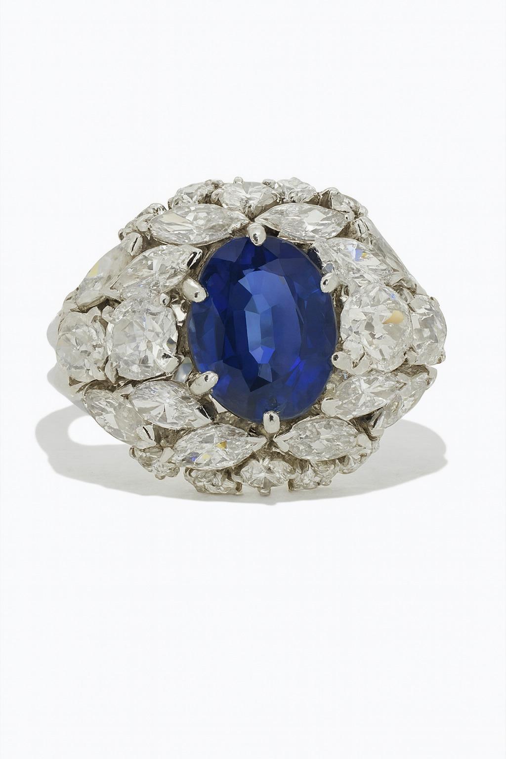 Anello Bombe di zaffiri e diamanti in platino della metà del XX secolo

Un sorprendente anello bombe vintage degli anni '60, che mostra un'eleganza e una maestria senza tempo. Al centro si trova uno zaffiro di colore blu medio-scuro di circa 3,0