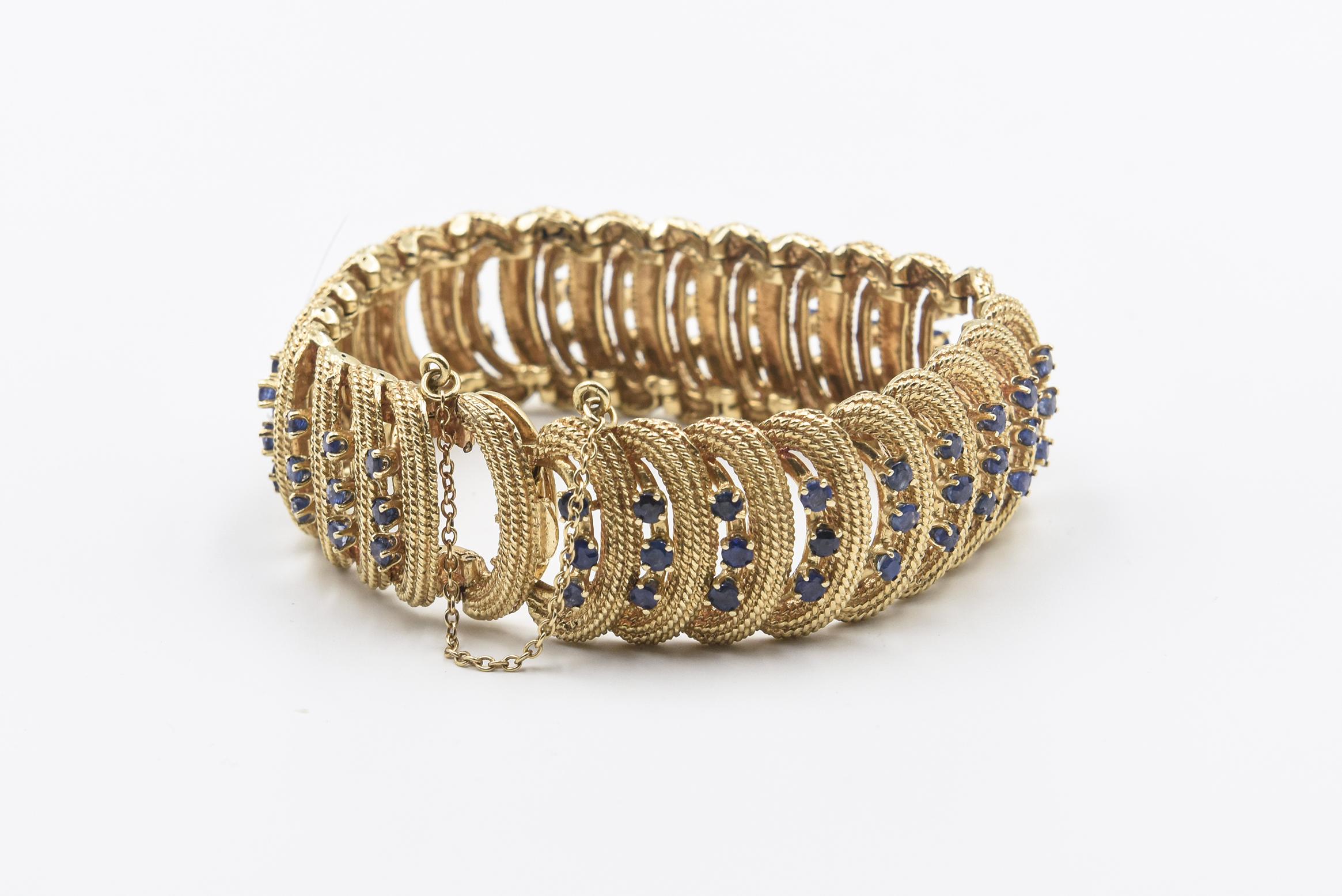 Round Cut Mid 20th Century Sapphire and Stylized Textured Rope Gold Bracelet For Sale