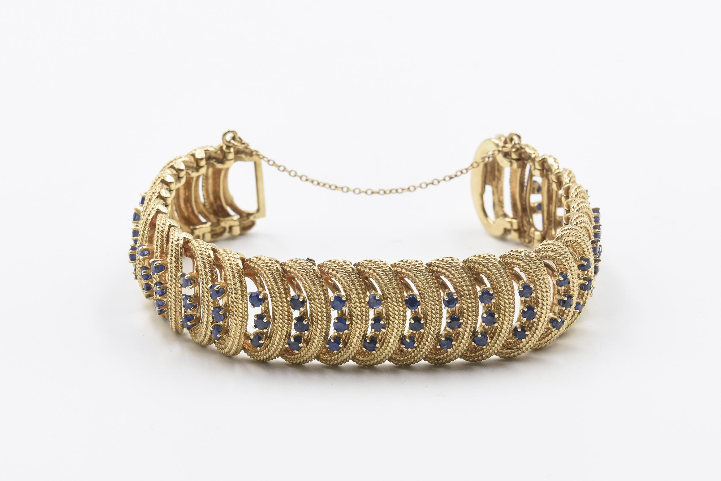 Women's or Men's Mid 20th Century Sapphire and Stylized Textured Rope Gold Bracelet For Sale