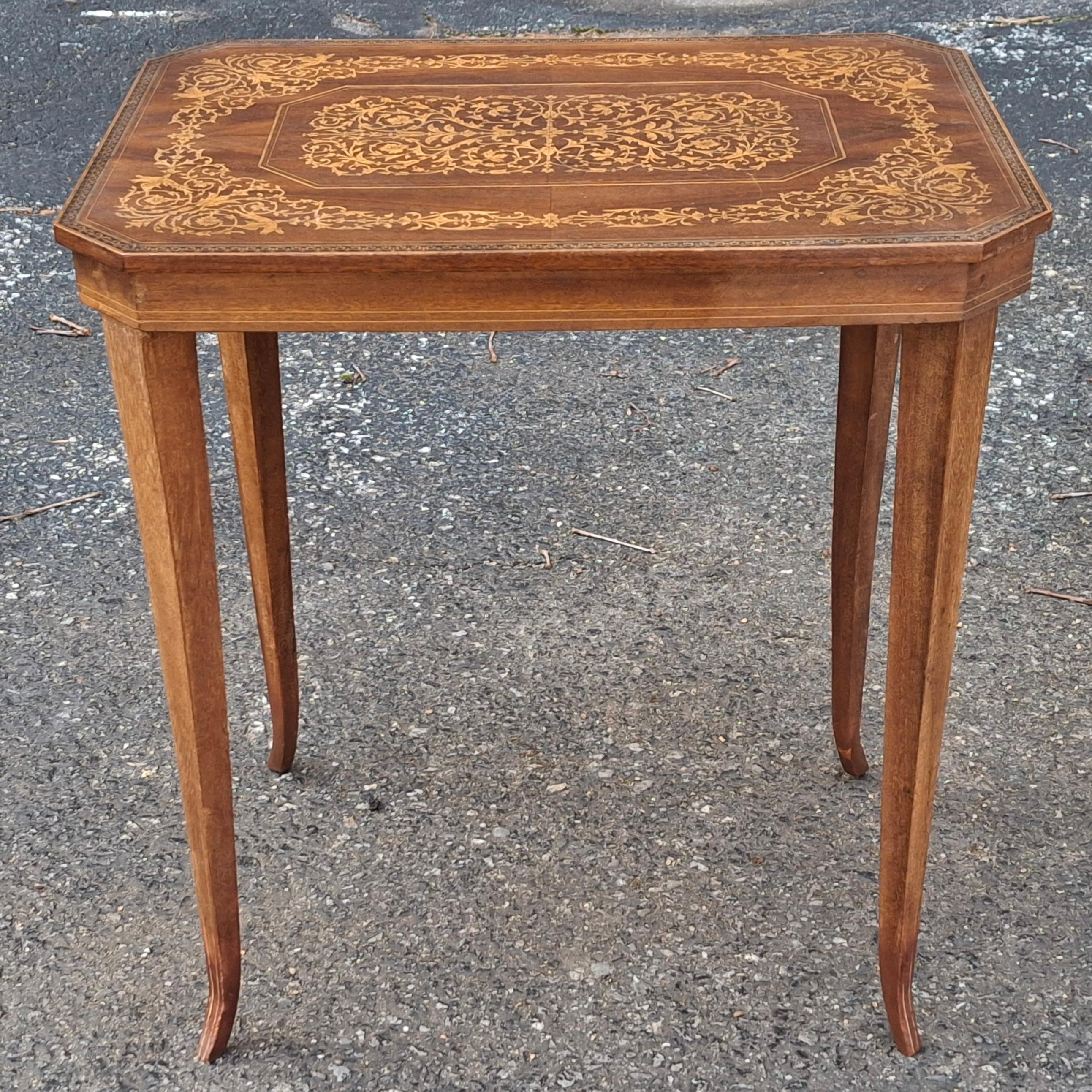 Table d'appoint en acajou incrusté de bois de satin et de marqueterie du 20e siècle Mesure 25,5