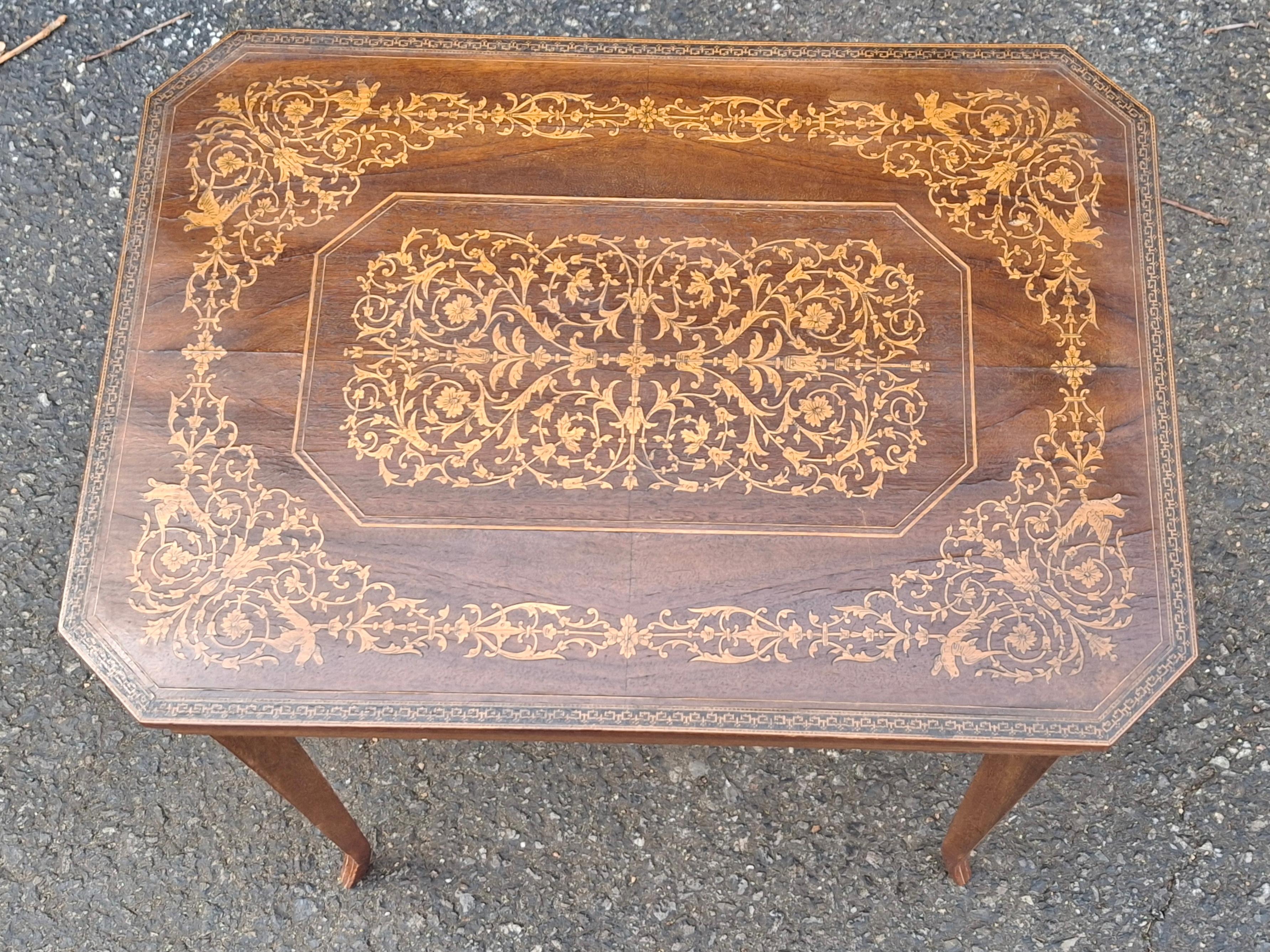 Incrusté Table d'appoint en acajou marqueté et incrusté de satin au milieu du 20e siècle en vente