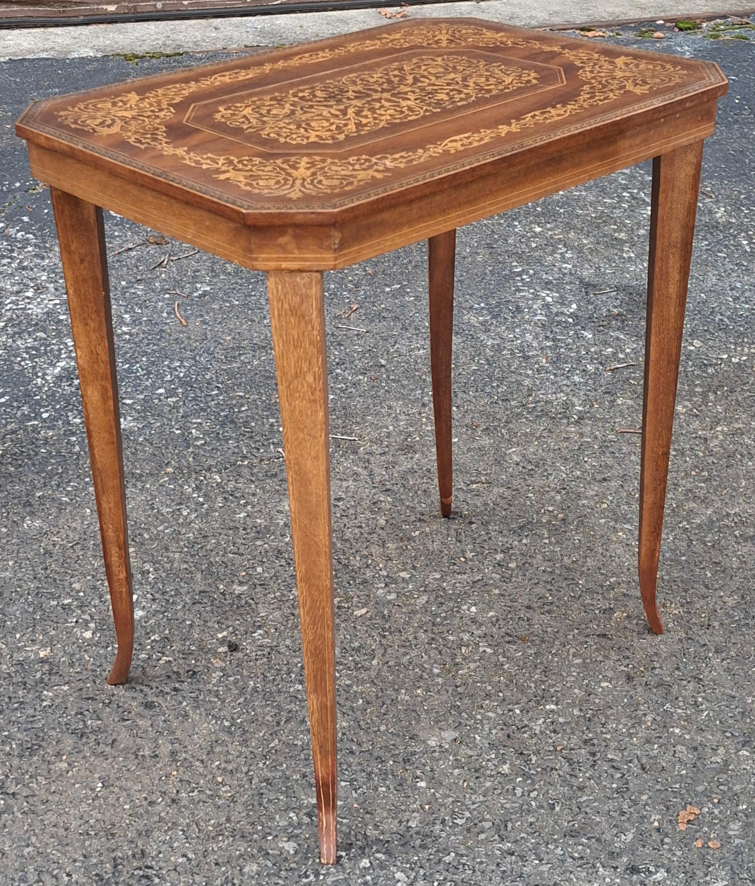 Table d'appoint en acajou marqueté et incrusté de satin au milieu du 20e siècle Bon état - En vente à Germantown, MD